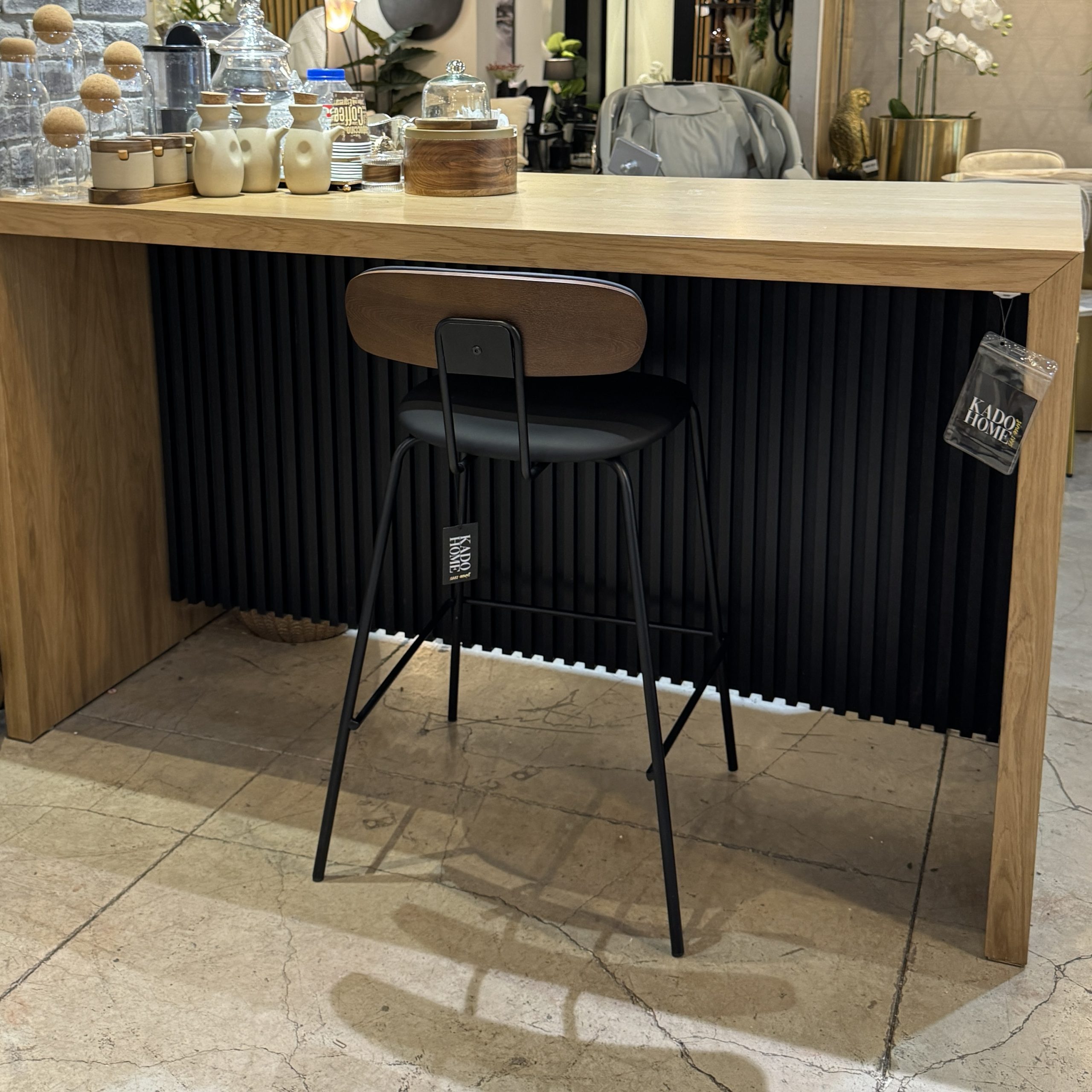 כיסא בר דמוי עור שחור גב עץ אגוז דגם דיאן קימי כיסא בר דמוי עור שחור גב עץ אגוז דגם דיאן קימי