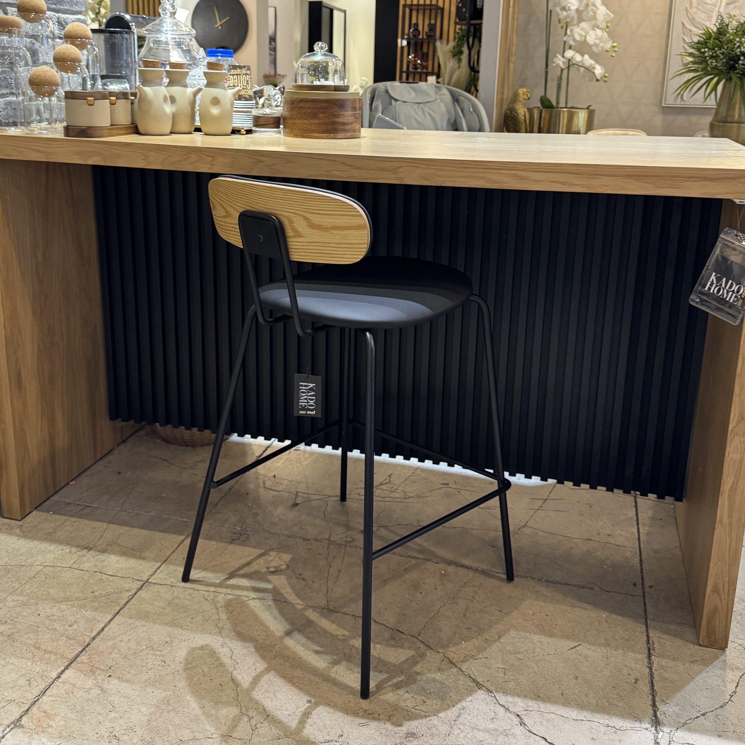 כיסא בר דמוי עור שחור גב עץ אלון דגם דיאן קימי כיסא בר דמוי עור שחור גב עץ אלון דגם דיאן קימי