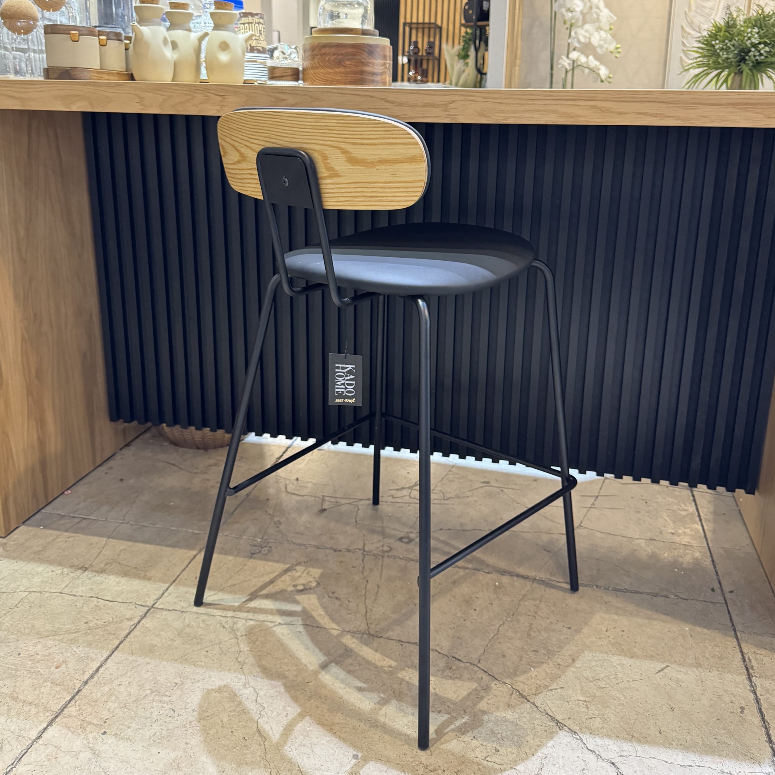 כיסא בר דמוי עור שחור גב עץ אלון דגם דיאן קימי כיסא בר דמוי עור שחור גב עץ אלון דגם דיאן קימי