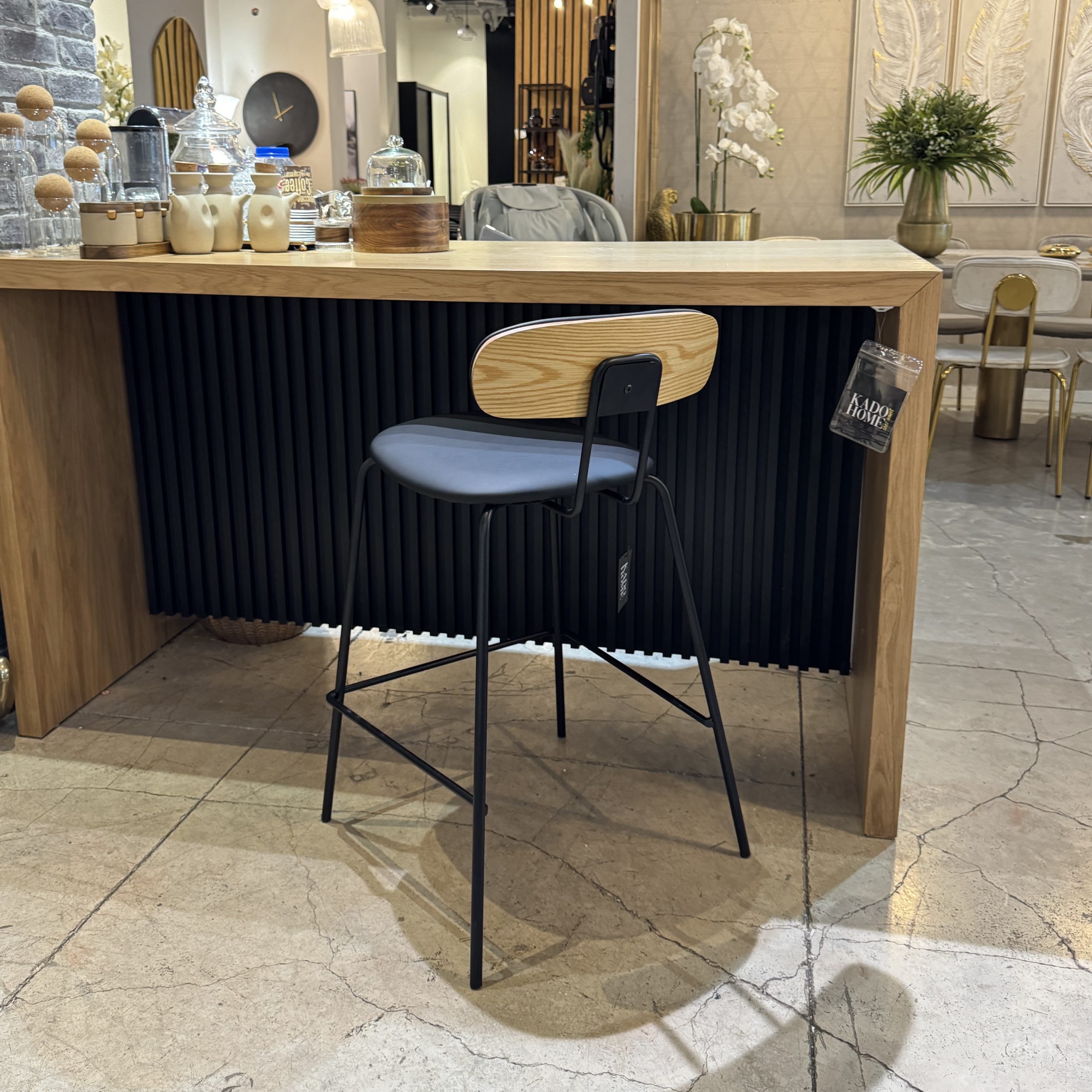 כיסא בר דמוי עור שחור גב עץ אלון דגם דיאן קימי כיסא בר דמוי עור שחור גב עץ אלון דגם דיאן קימי