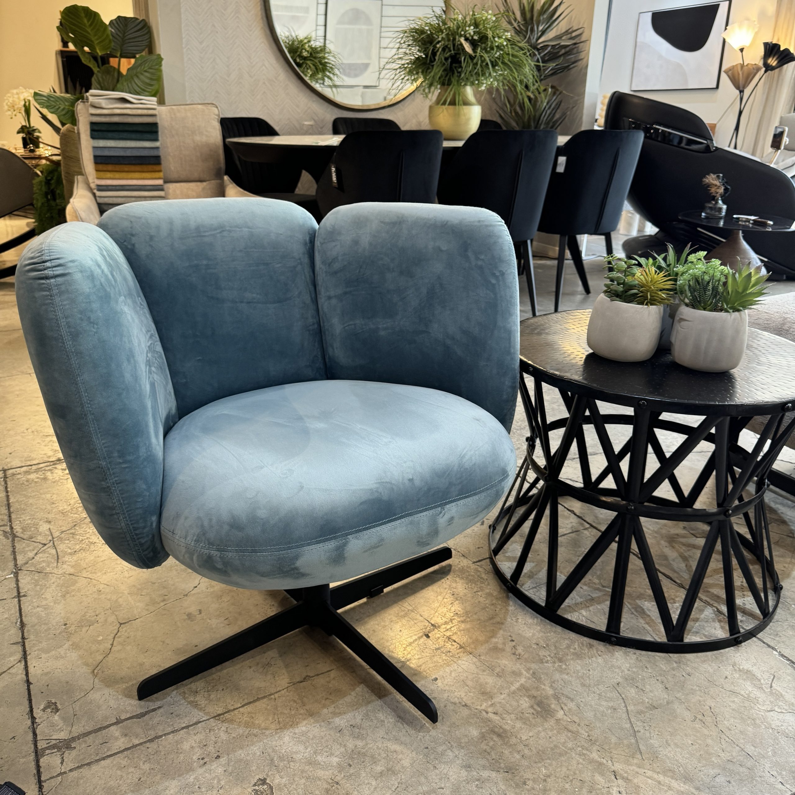 כורסא מסתובבת בבד קטיפה תכלת פרח דגם אמה כורסא מסתובבת בבד קטיפה תכלת פרח דגם אמה