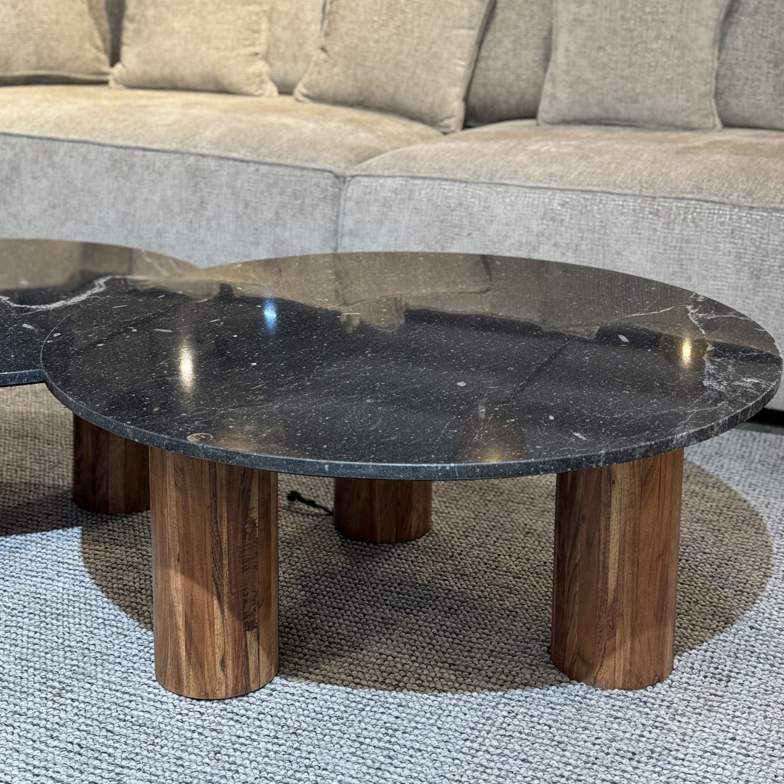 שולחן סלון שיש שחור רגלי עץ כהה דומיניק דגם ראבי שולחן סלון שיש שחור רגלי עץ כהה דומיניק דגם ראבי