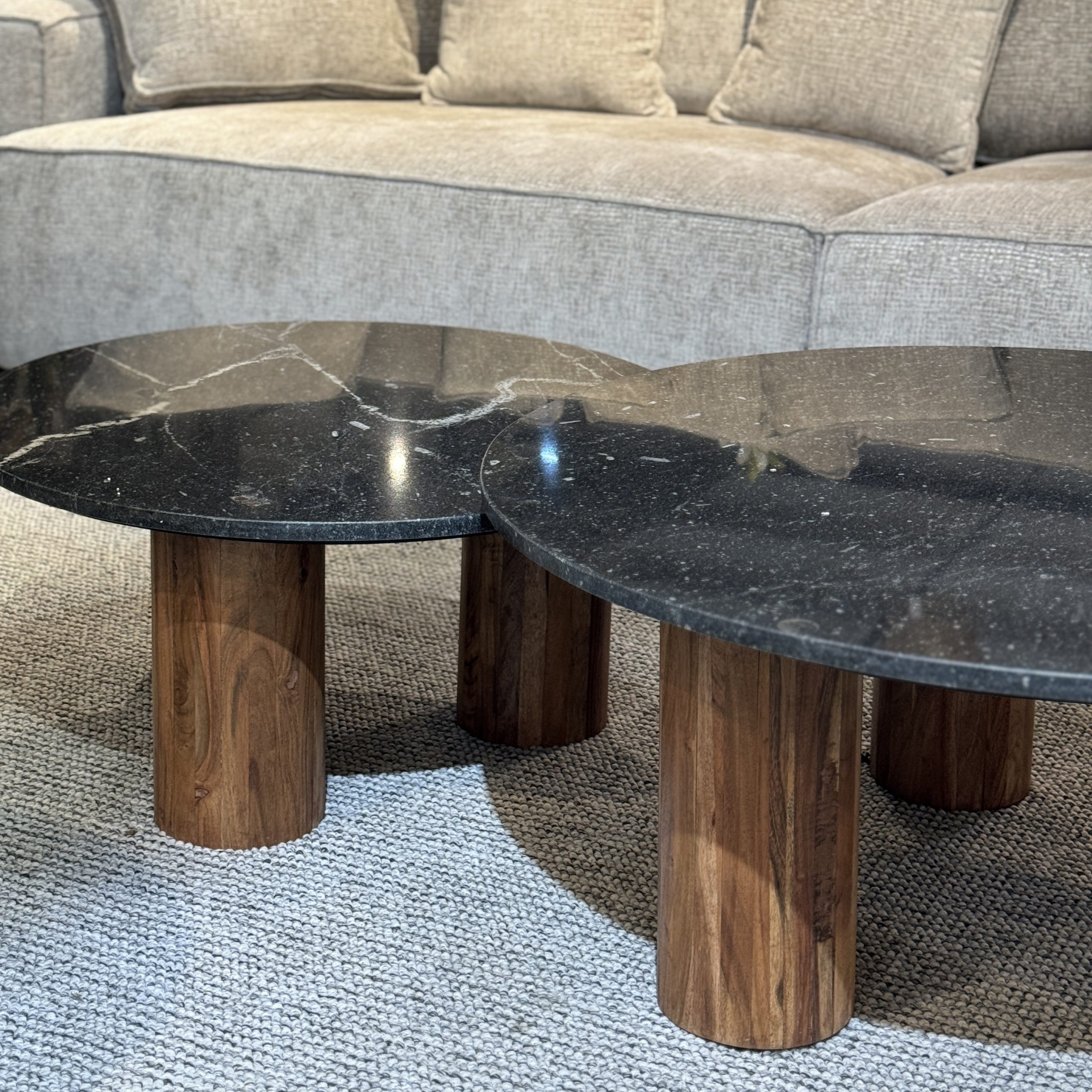 שולחן סלון שיש שחור רגלי עץ כהה דומיניק דגם ראבי שולחן סלון שיש שחור רגלי עץ כהה דומיניק דגם ראבי