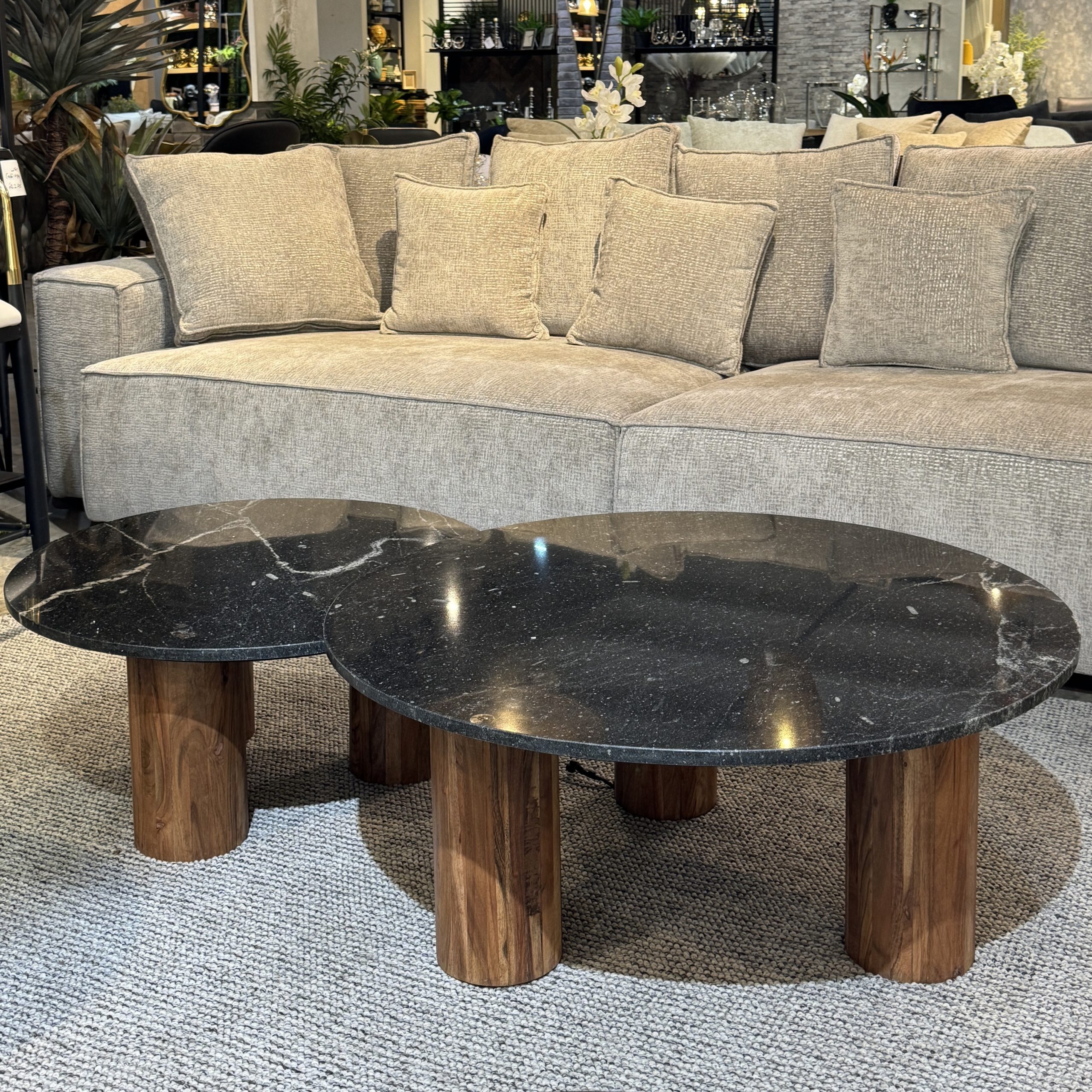 שולחן סלון שיש שחור רגלי עץ כהה דומיניק דגם ראבי שולחן סלון שיש שחור רגלי עץ כהה דומיניק דגם ראבי