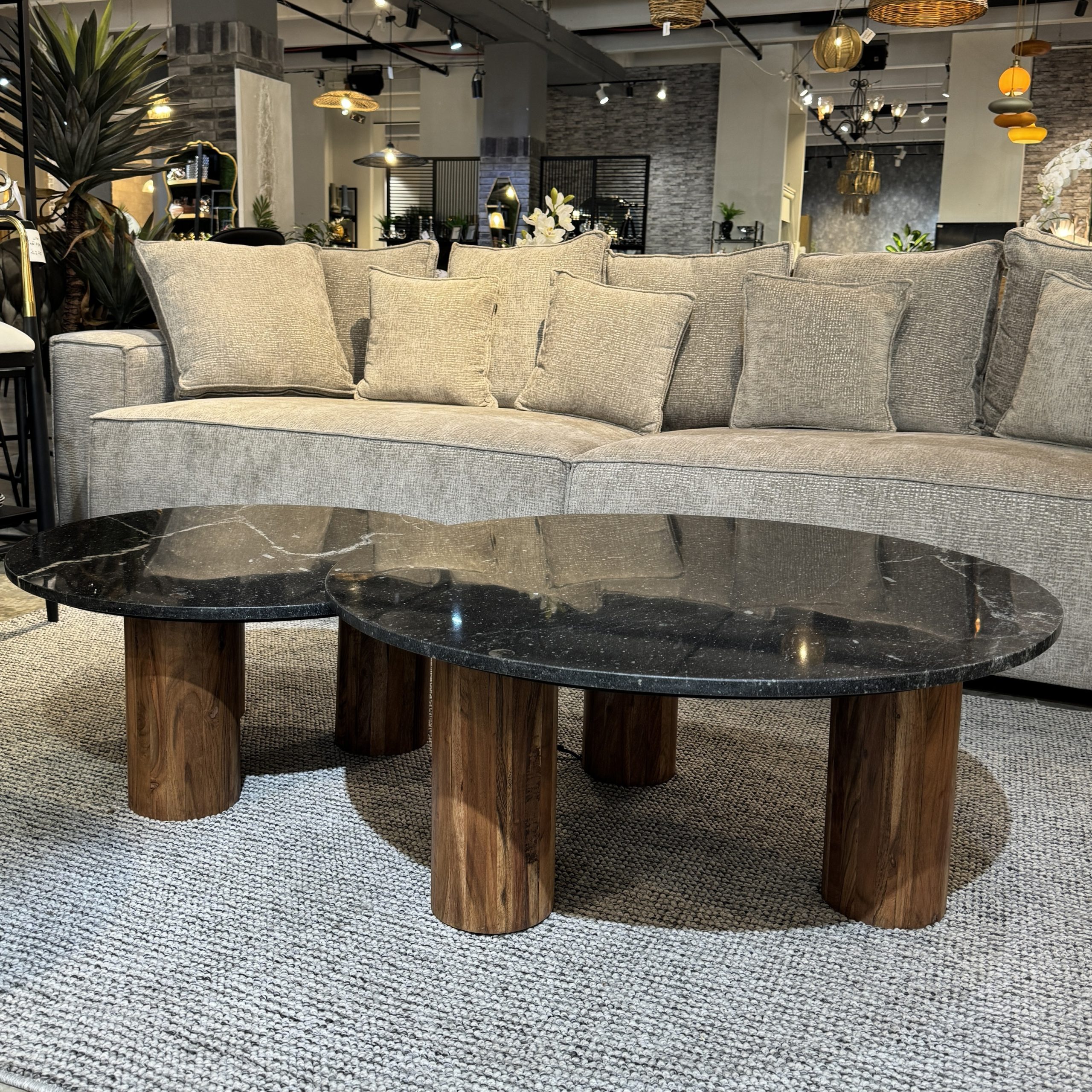 שולחן סלון שיש שחור רגלי עץ כהה דומיניק דגם ראבי שולחן סלון שיש שחור רגלי עץ כהה דומיניק דגם ראבי