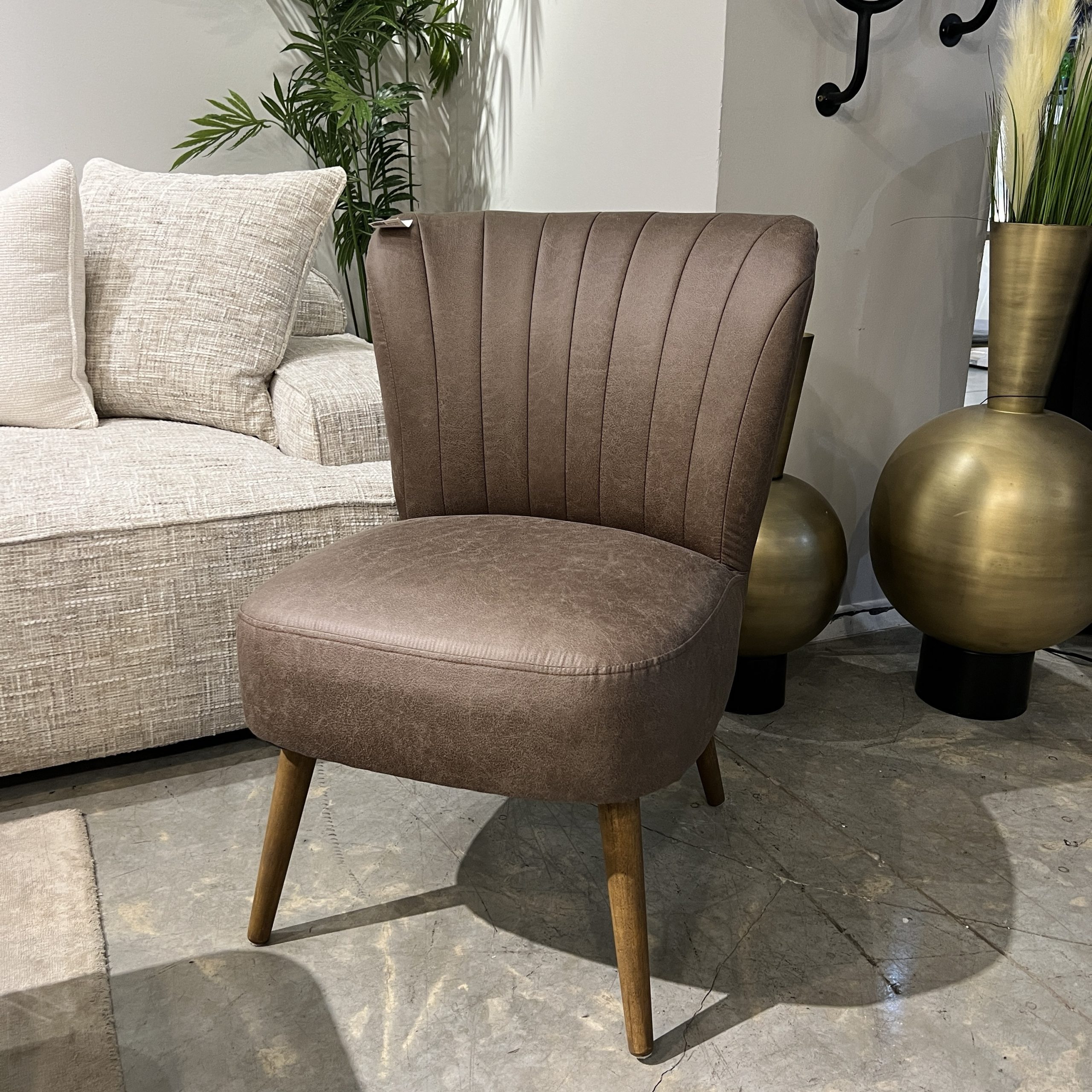 כורסא חומה דמוי עור מיני רגלי עץ