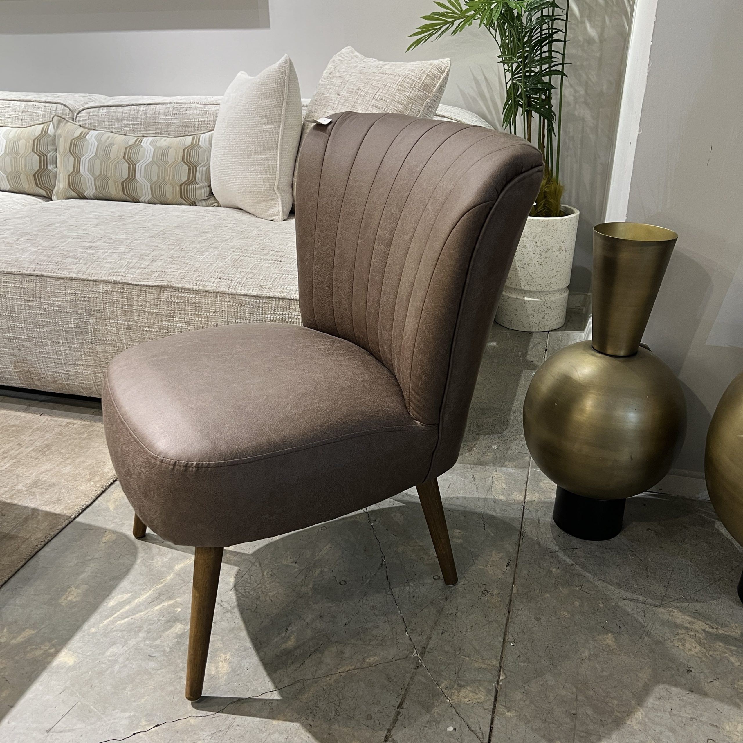 כורסא חומה דמוי עור מיני רגלי עץ