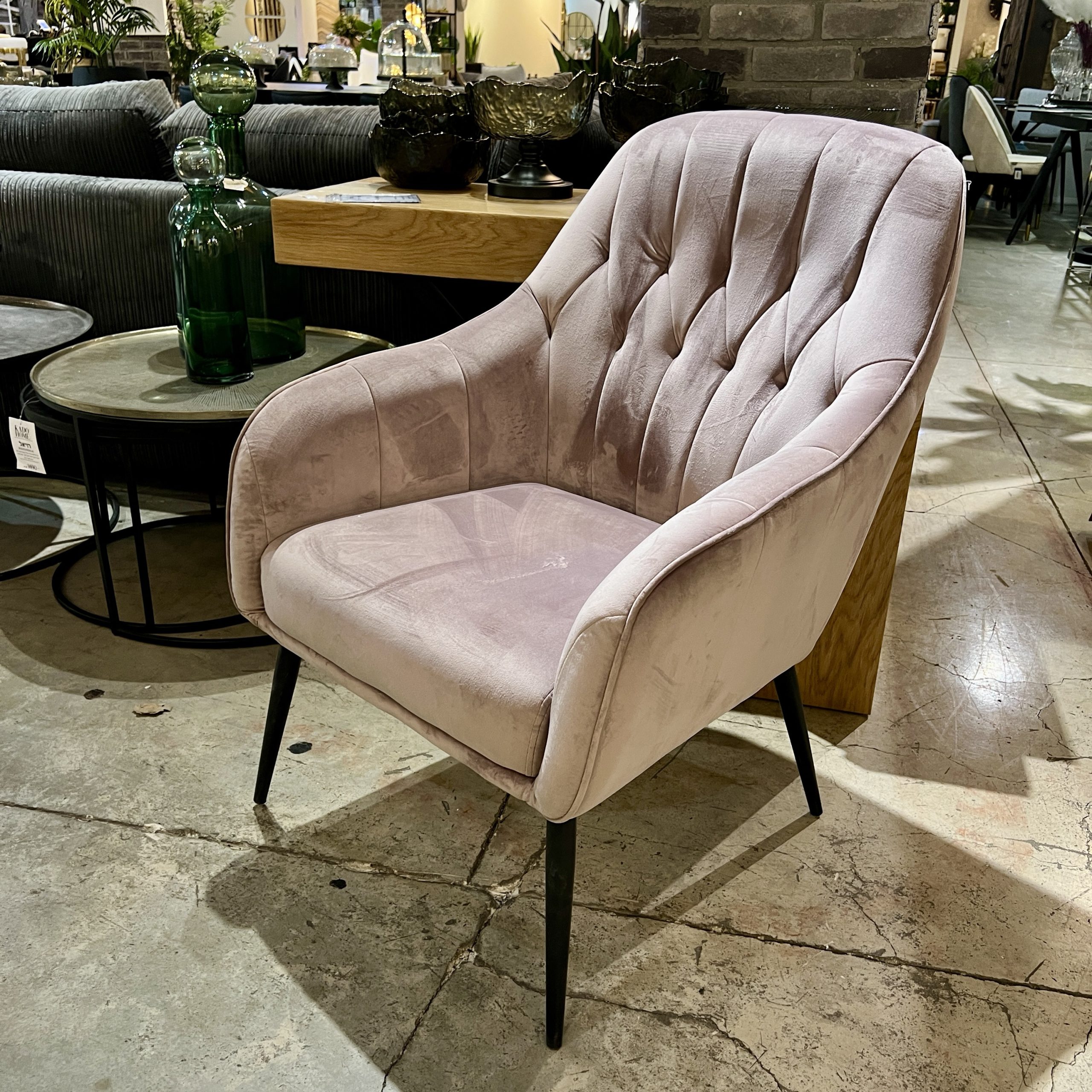 כורסא מעוצבת בד קטיפה ורוד דגם ג׳ורג׳