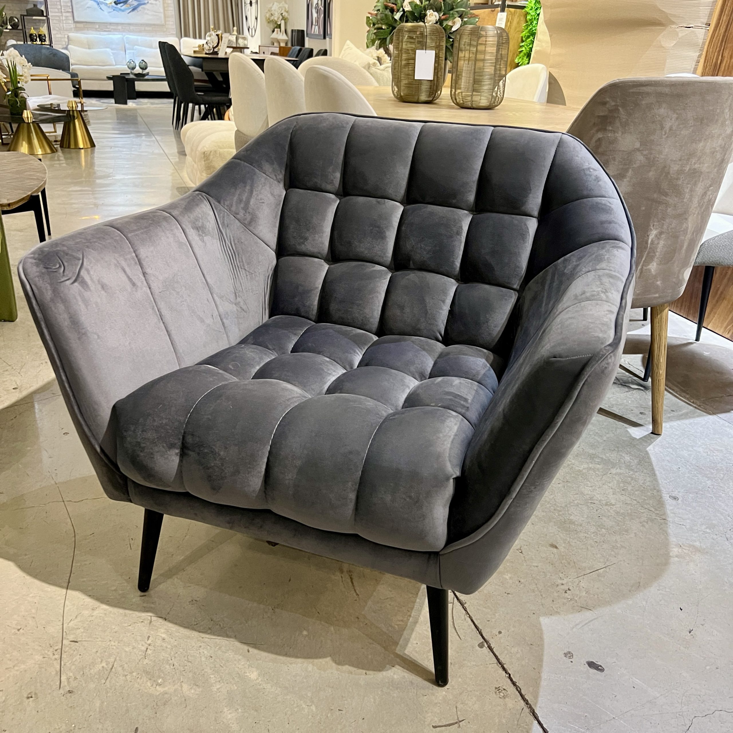 כורסא מעוצבת אפורה דגם קוביות