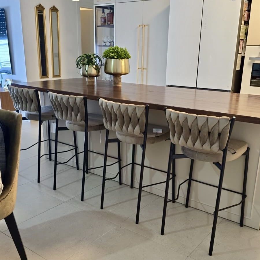 כסא בר קלוע רגל שחורה קטיפה בז דגם מרילין כסא בר קלוע רגל שחורה קטיפה בז דגם מרילין