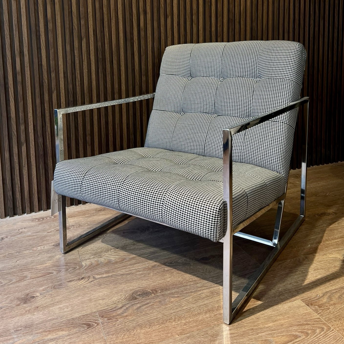 כורסא יוקרתית ידיות ניקל בד פיפיטה דגם רום