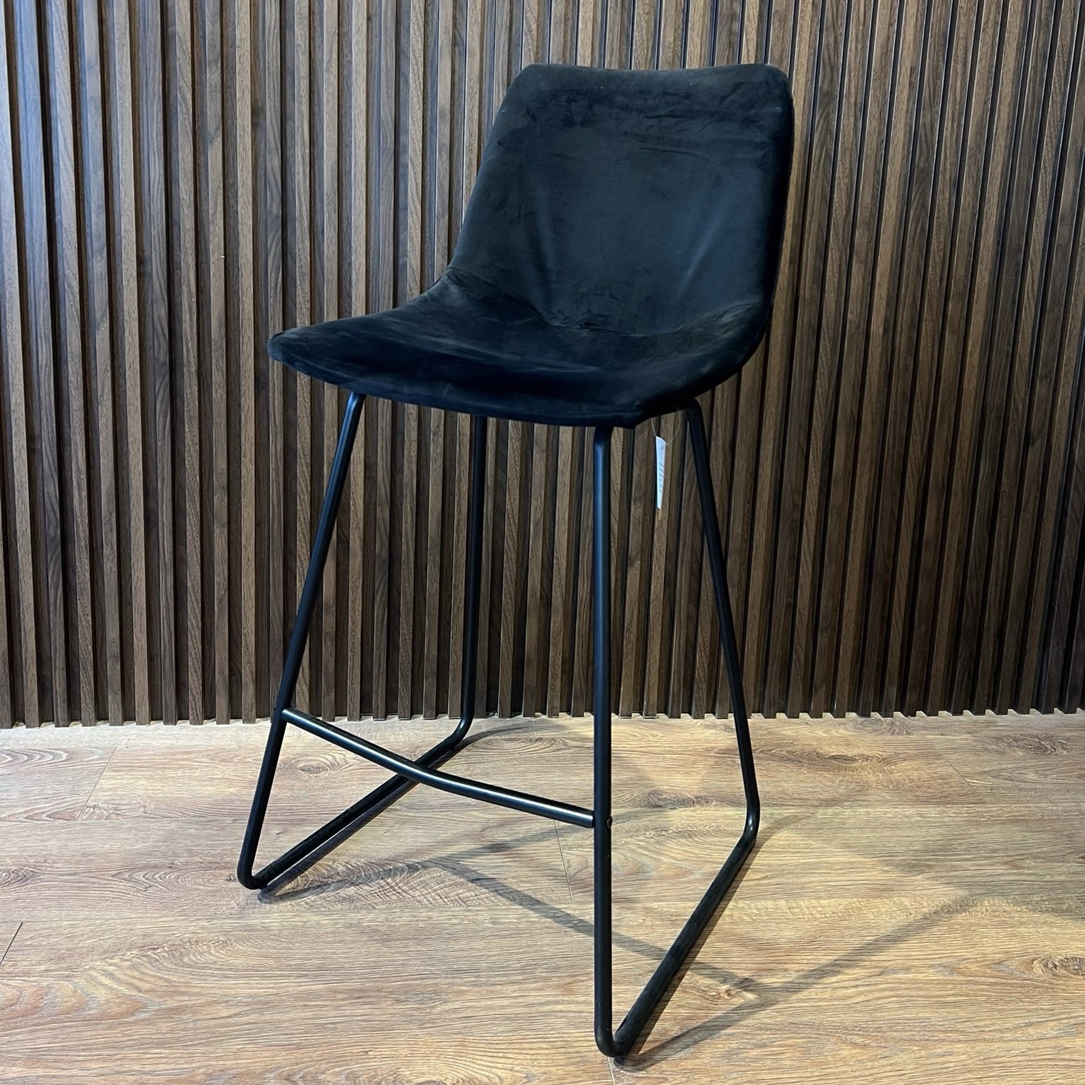 כיסא בר דגם אריזונה חלק קטיפה שחור