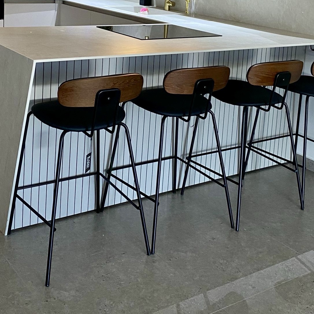 כיסא בר דמוי עור שחור גב עץ אגוז דגם דיאן קימי כיסא בר דמוי עור שחור גב עץ אגוז דגם דיאן קימי