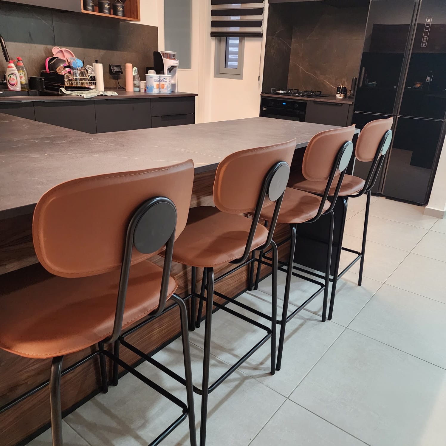 כיסא בר דגם סטפני דמוי עור כאמל רגל שחורה