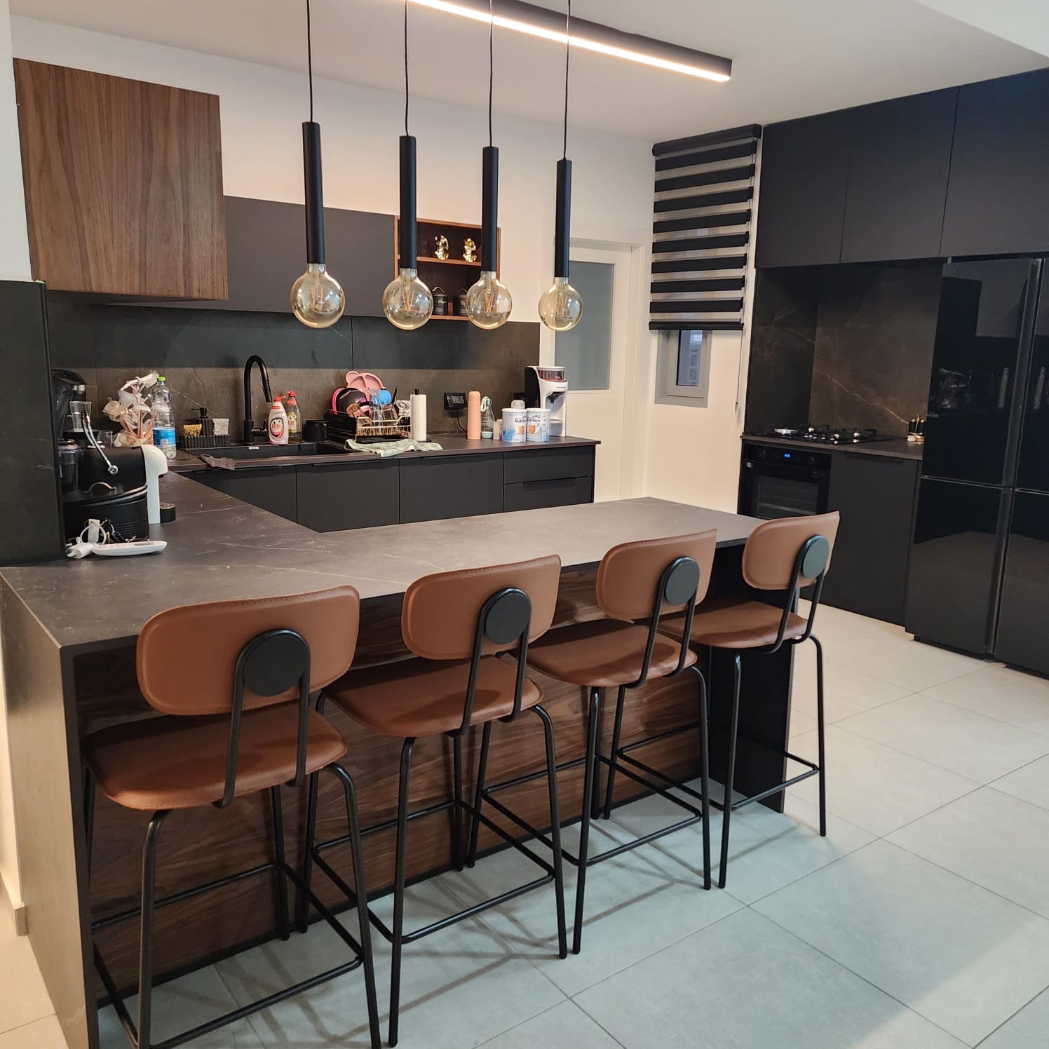 כיסא בר דגם סטפני דמוי עור כאמל רגל שחורה