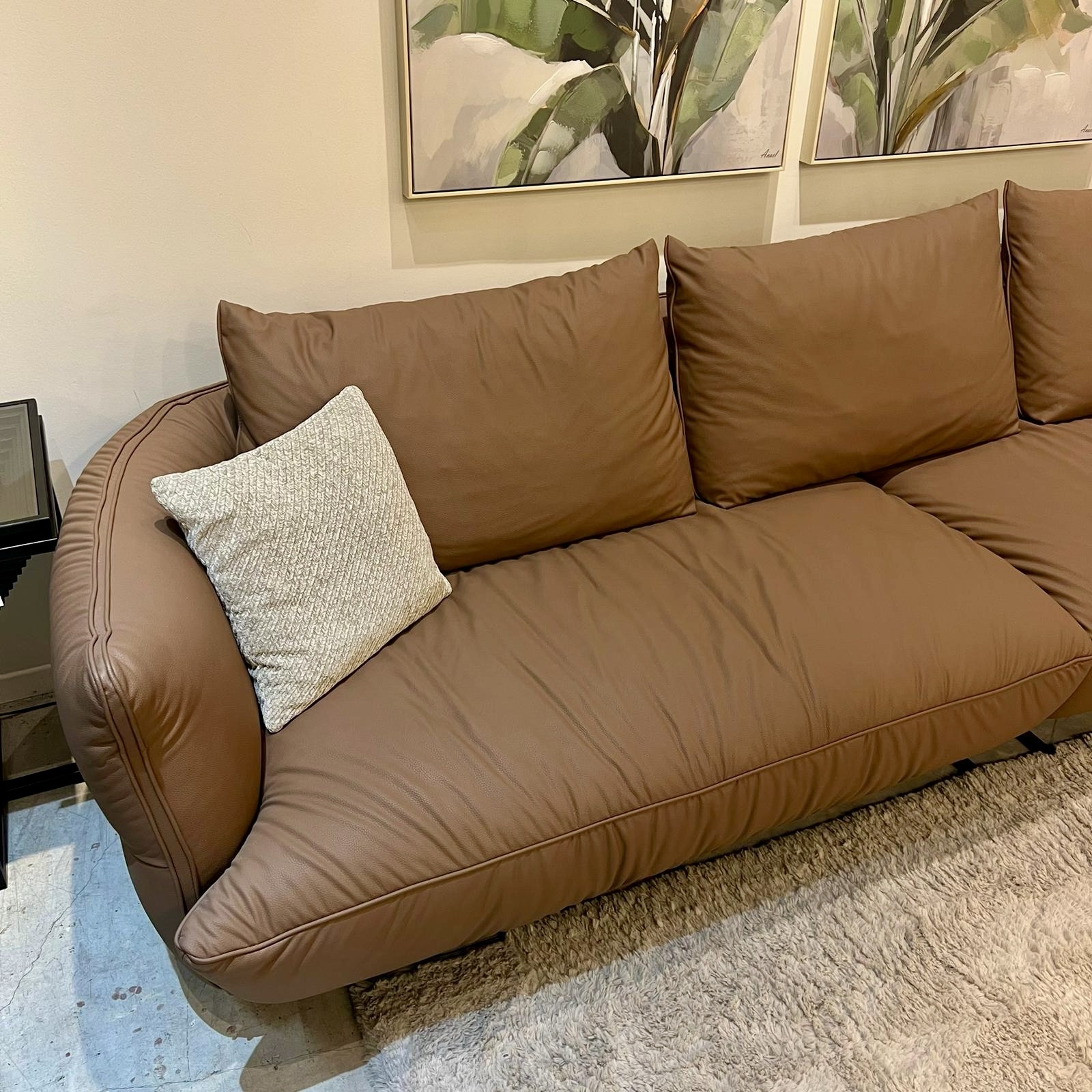 ספה מעוצבת דגם אינפינטי דגם קימי דמוי עור גוון כאמל