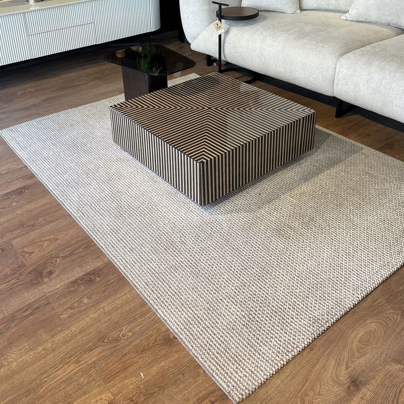 שטיח בז בהיר דגם קאי שטיח בז בהיר דגם קאי