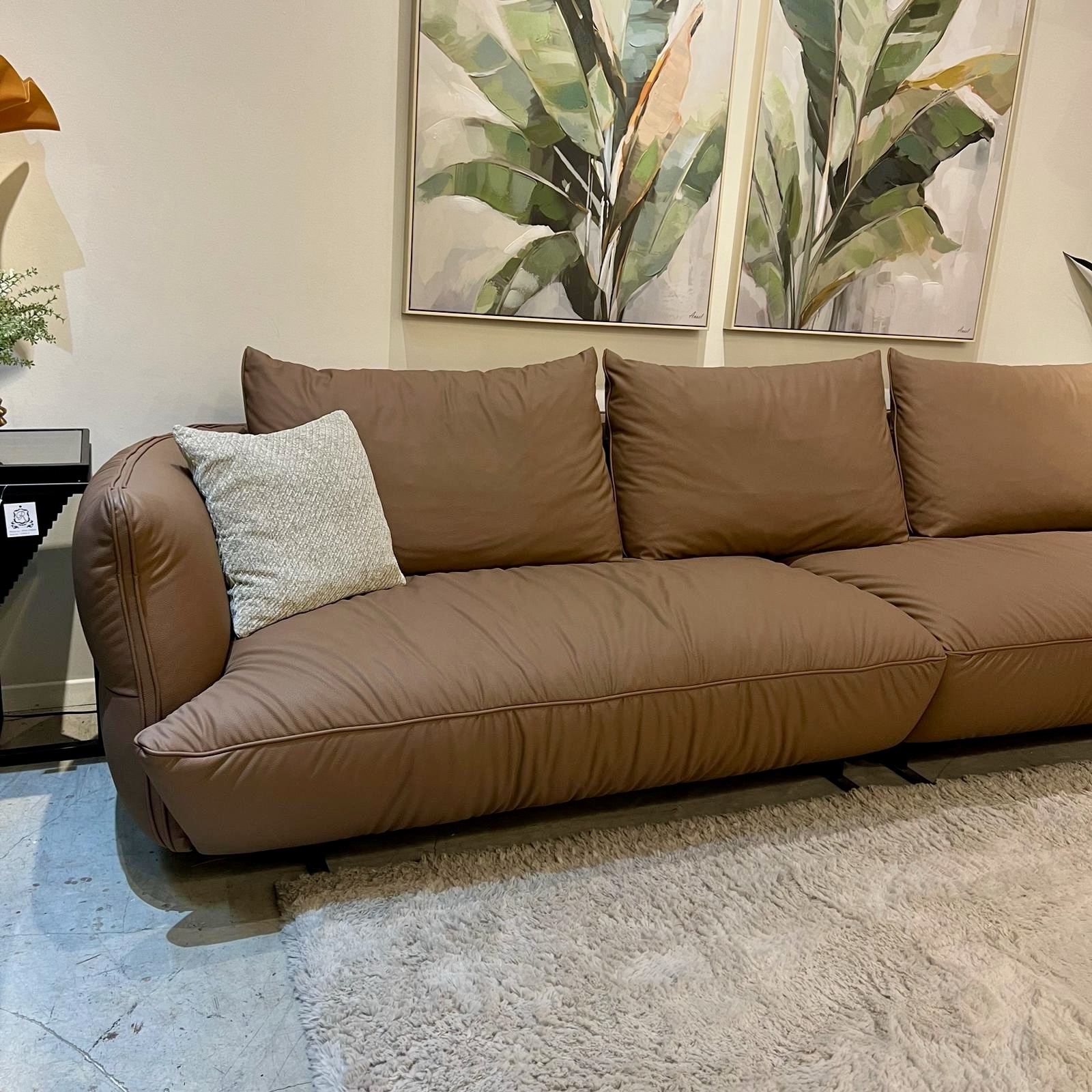 ספה מעוצבת דגם אינפינטי דגם קימי דמוי עור גוון כאמל