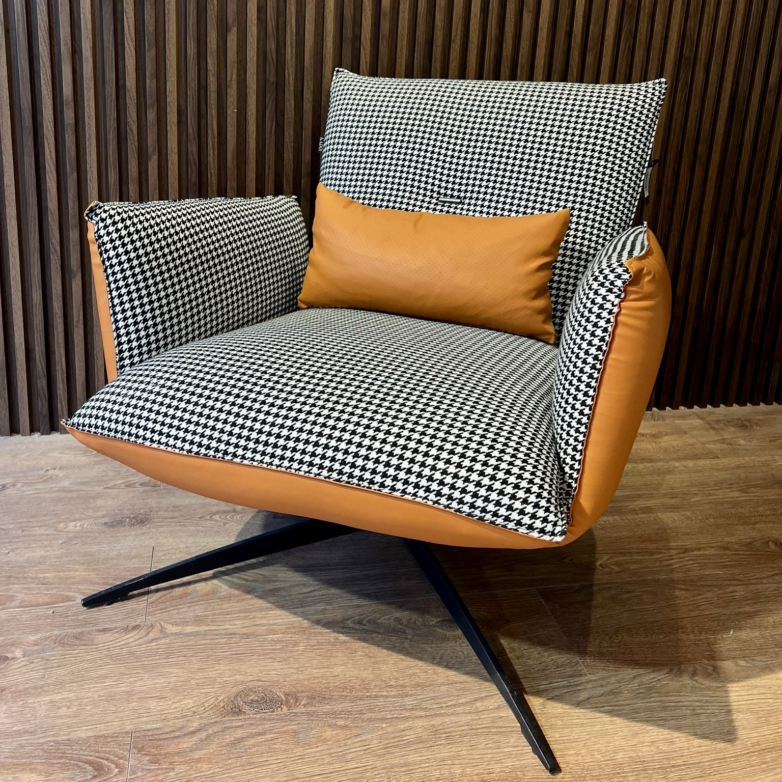 כורסא מסתובבת דגם הוגו קימי גב כמאל אריג פיפיטה כורסא מסתובבת דגם הוגו קימי גב כמאל אריג פיפיטה