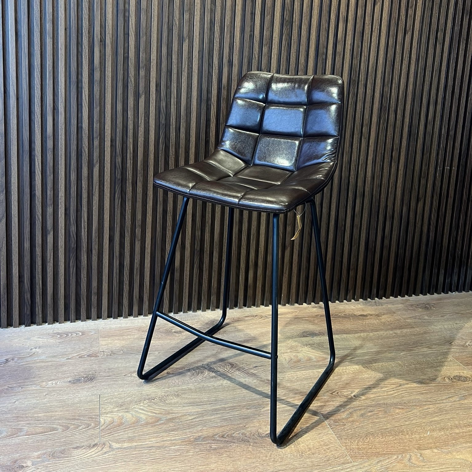 כיסא בר דגם סהרה קוביות דמוי עור חום