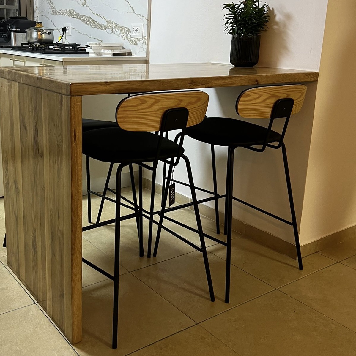 כיסא בר דמוי עור שחור גב עץ אלון דגם דיאן קימי כיסא בר דמוי עור שחור גב עץ אלון דגם דיאן קימי