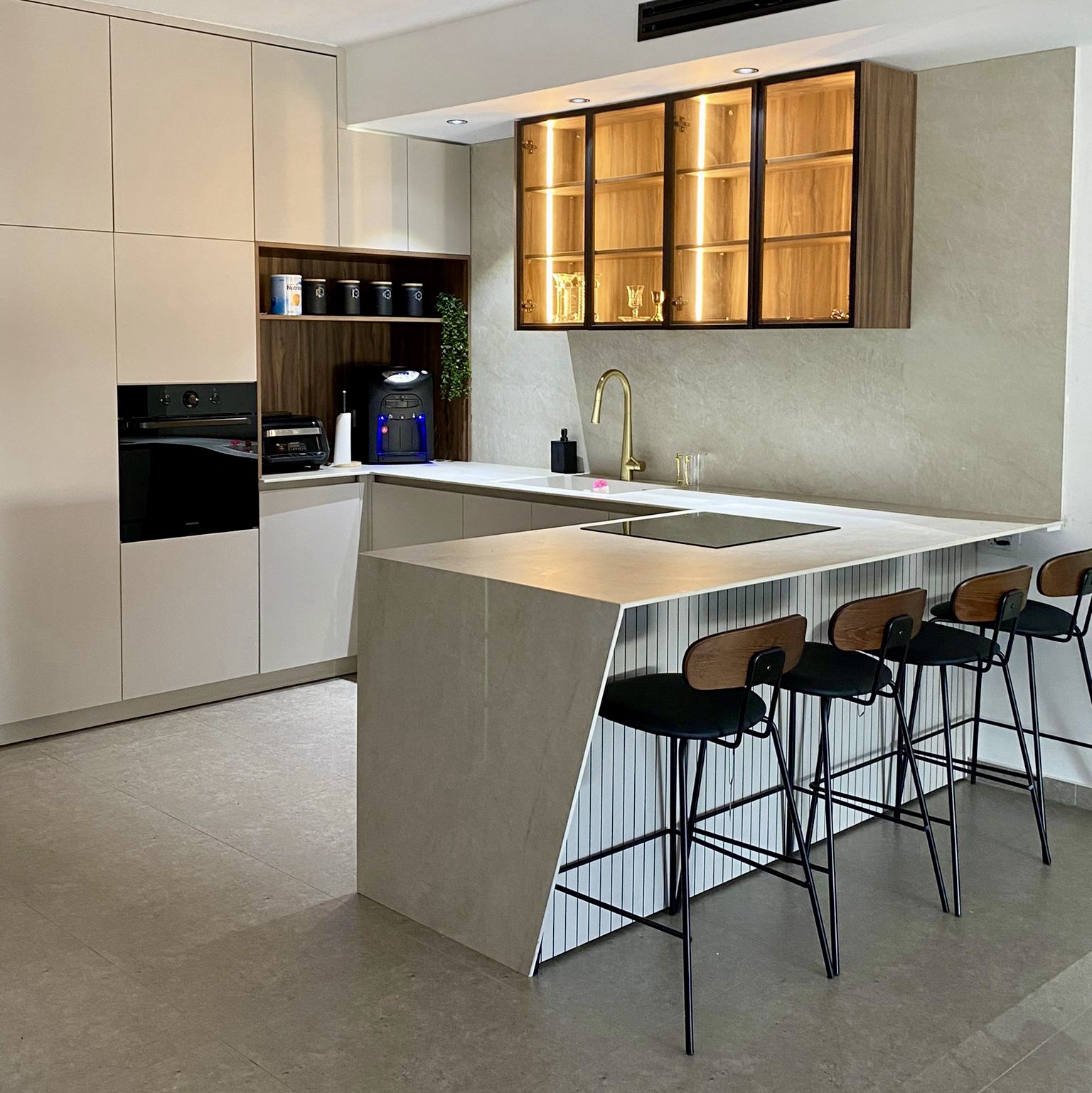 כיסא בר דמוי עור שחור גב עץ אגוז דגם דיאן קימי כיסא בר דמוי עור שחור גב עץ אגוז דגם דיאן קימי