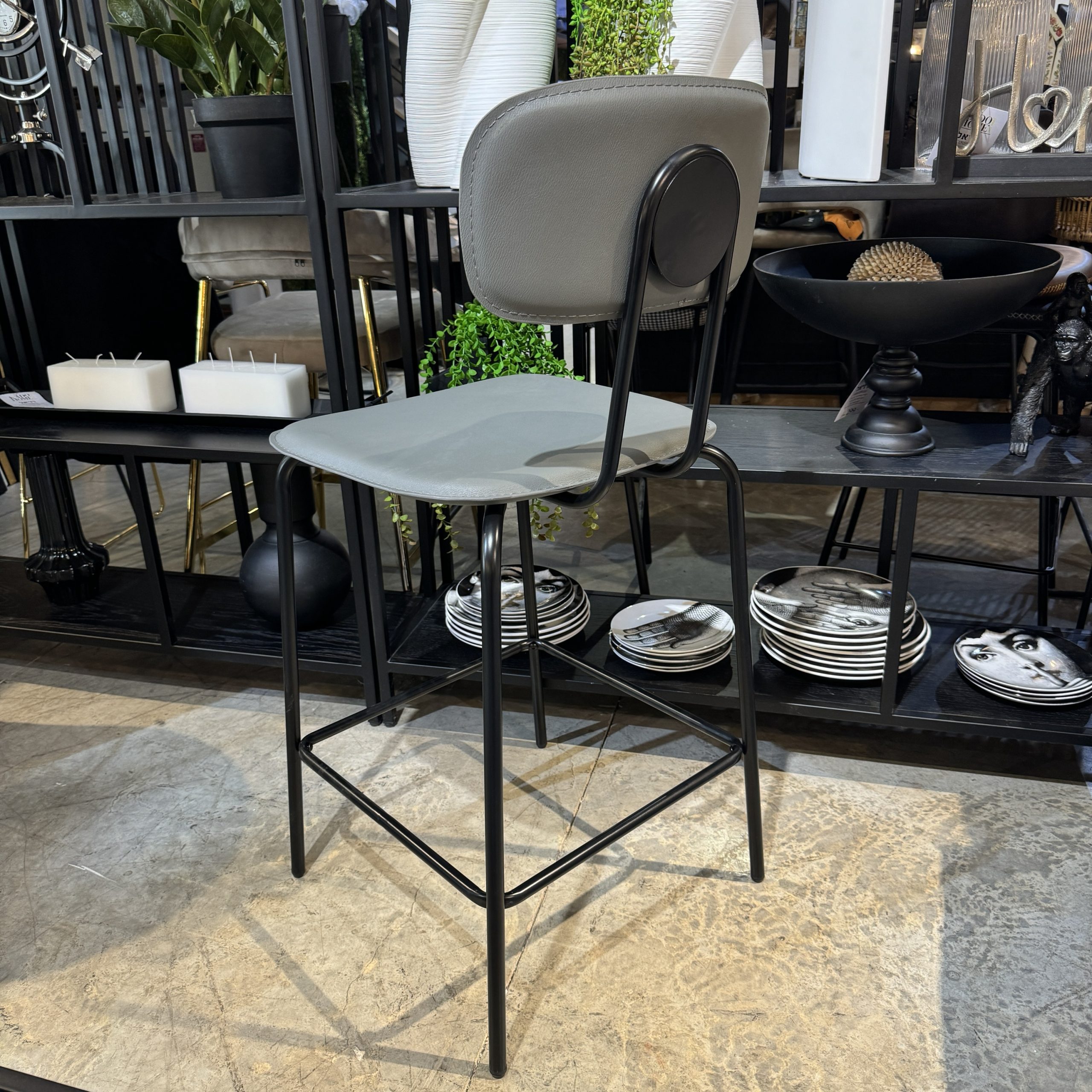 כיסא בר דגם סטפני דמוי עור אפור רגל שחורה כיסא בר דגם סטפני דמוי עור אפור רגל שחורה