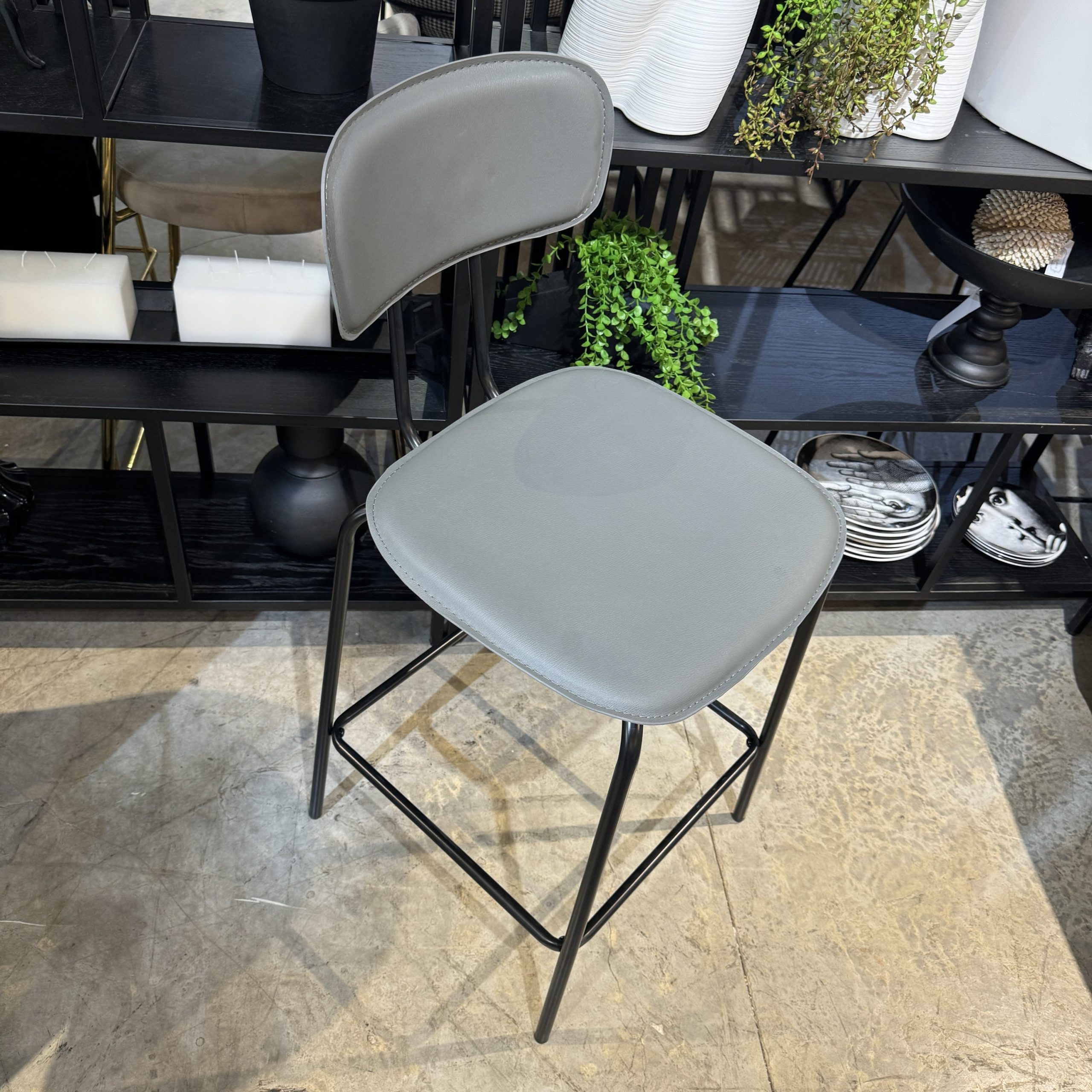 כיסא בר דגם סטפני דמוי עור אפור רגל שחורה כיסא בר דגם סטפני דמוי עור אפור רגל שחורה