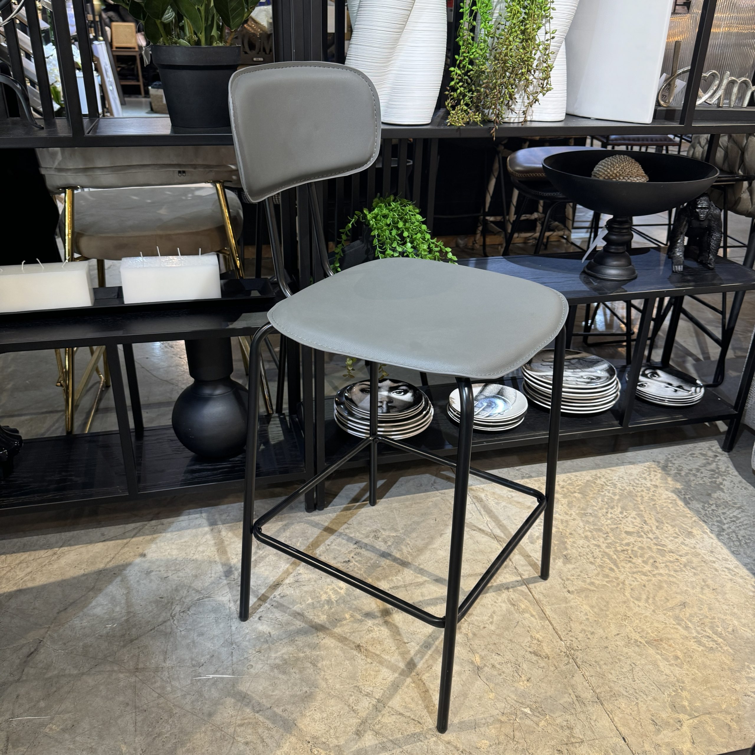 כיסא בר דגם סטפני דמוי עור אפור רגל שחורה כיסא בר דגם סטפני דמוי עור אפור רגל שחורה