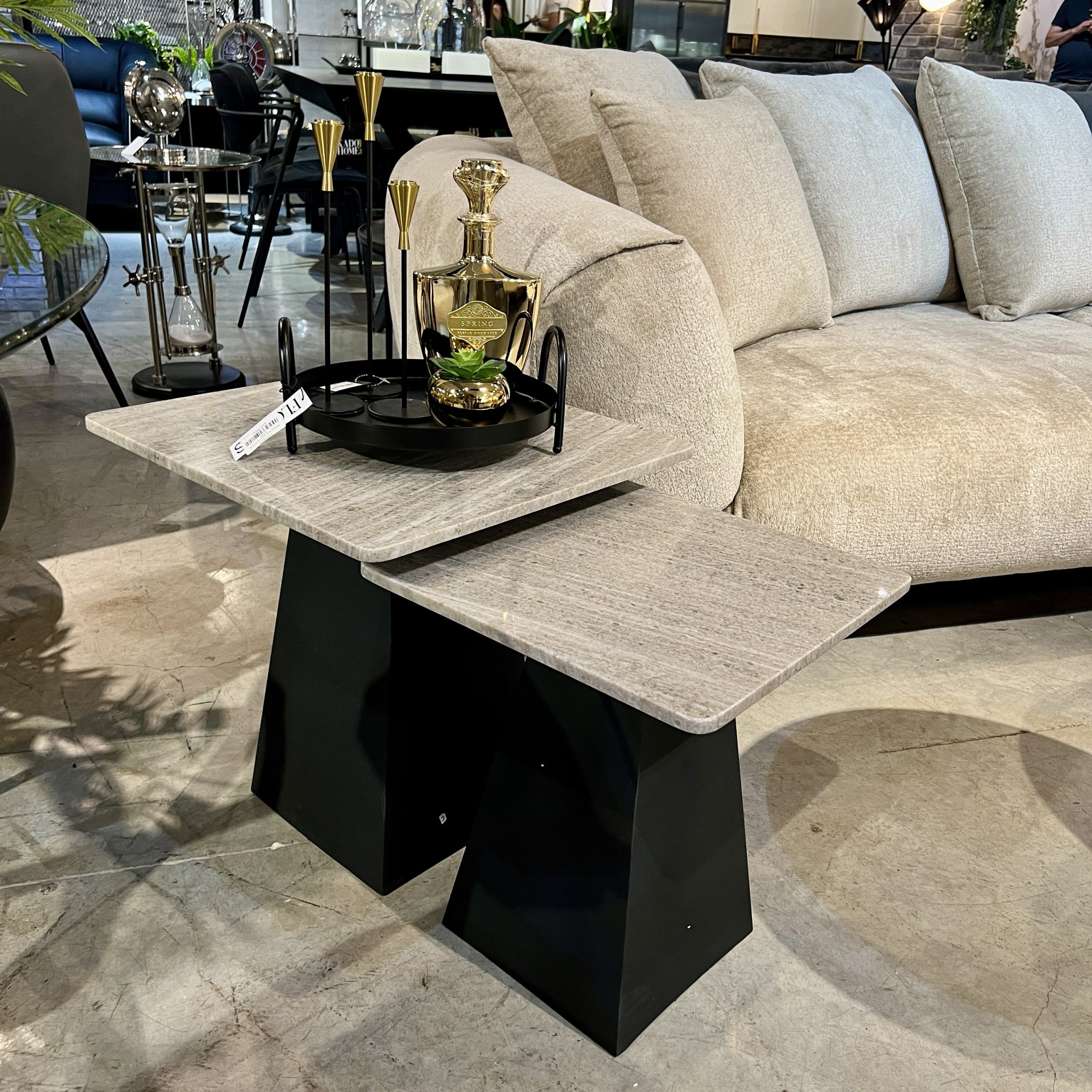 שולחן צד יולי שיש מורקנה בז בסיס שחור דגם ראבי שולחן צד יולי שיש מורקנה בז בסיס שחור דגם ראבי