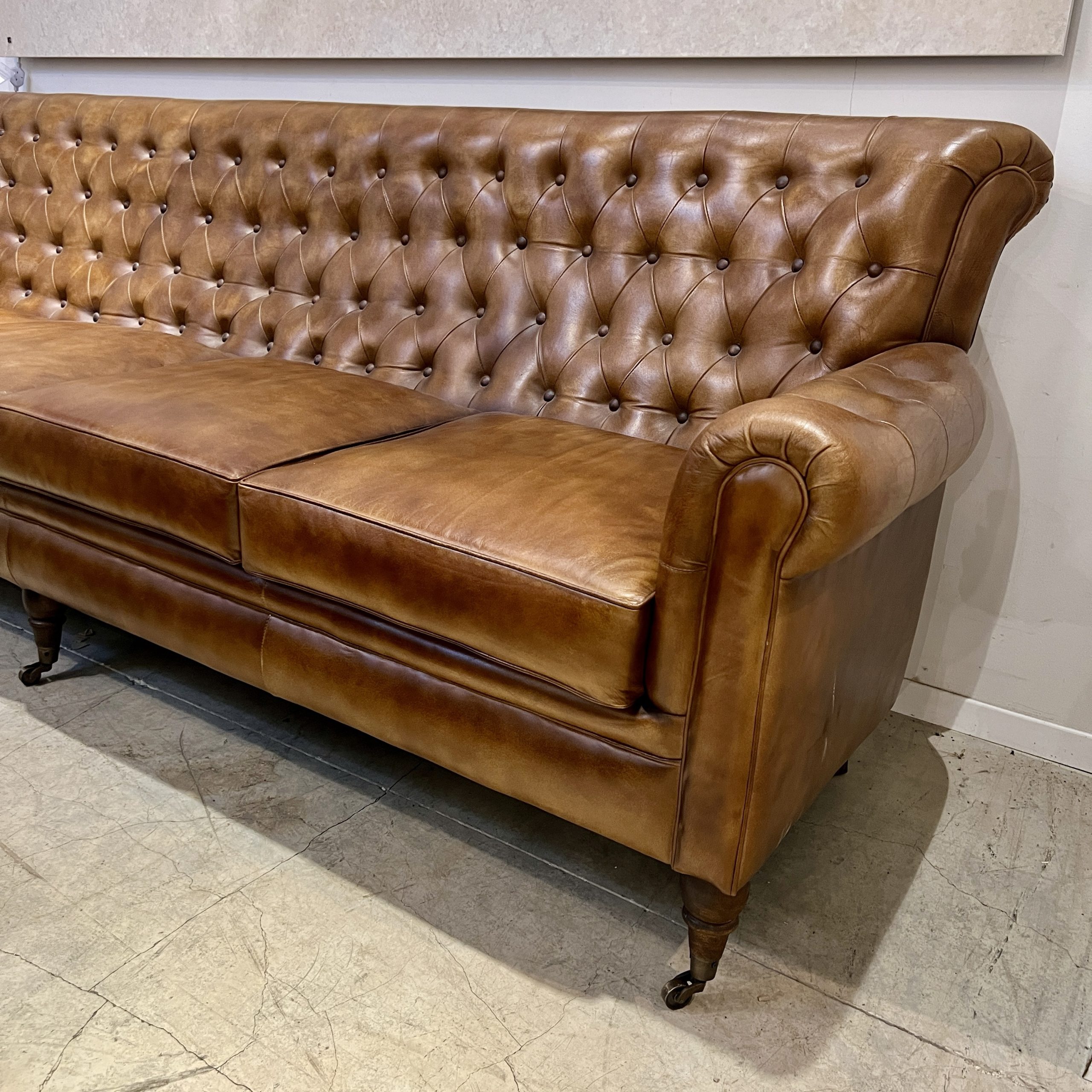 ספת עור יוקרתית קפיטונז חום דגם אשוק