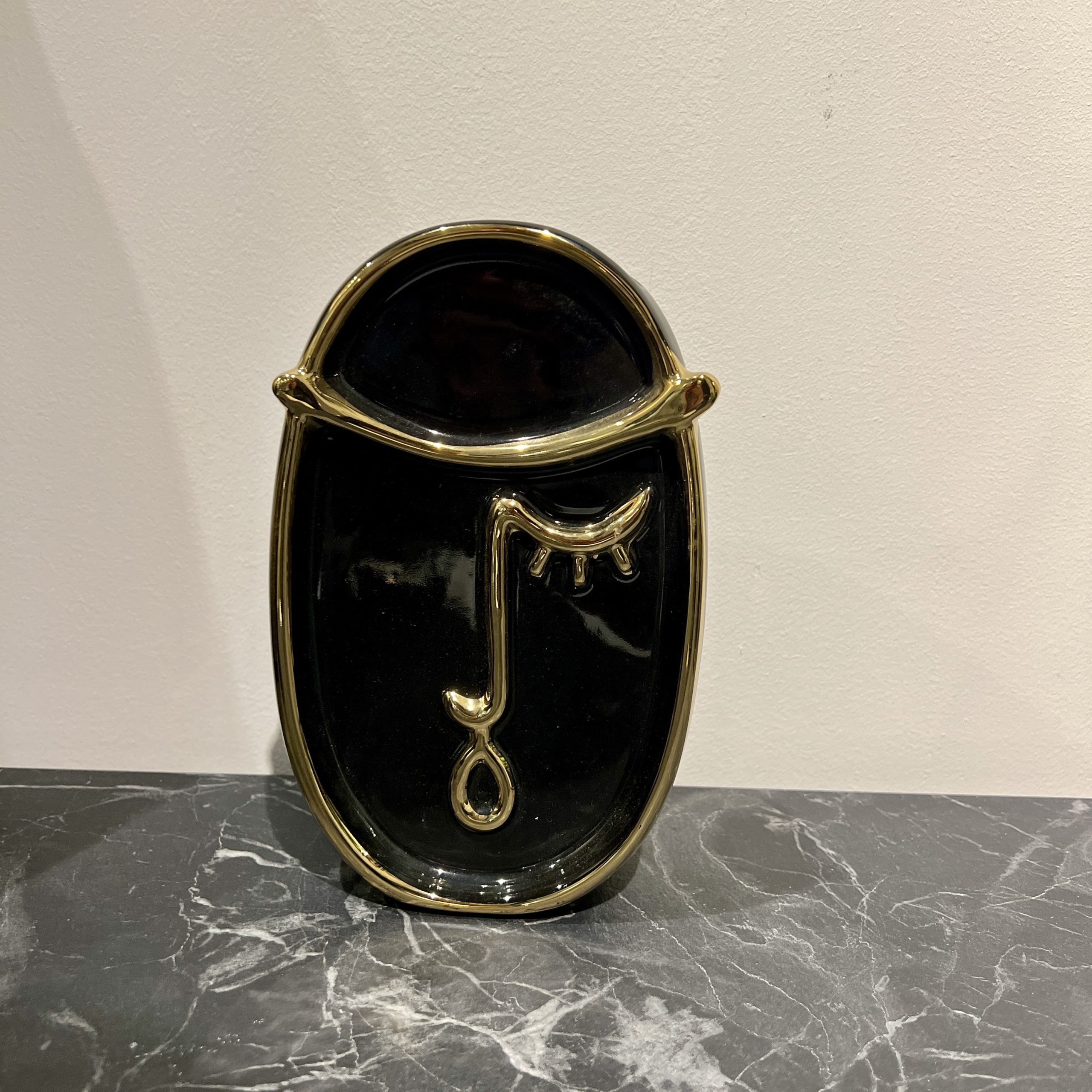 כד שחור פנים שטוח כד שחור פנים שטוח