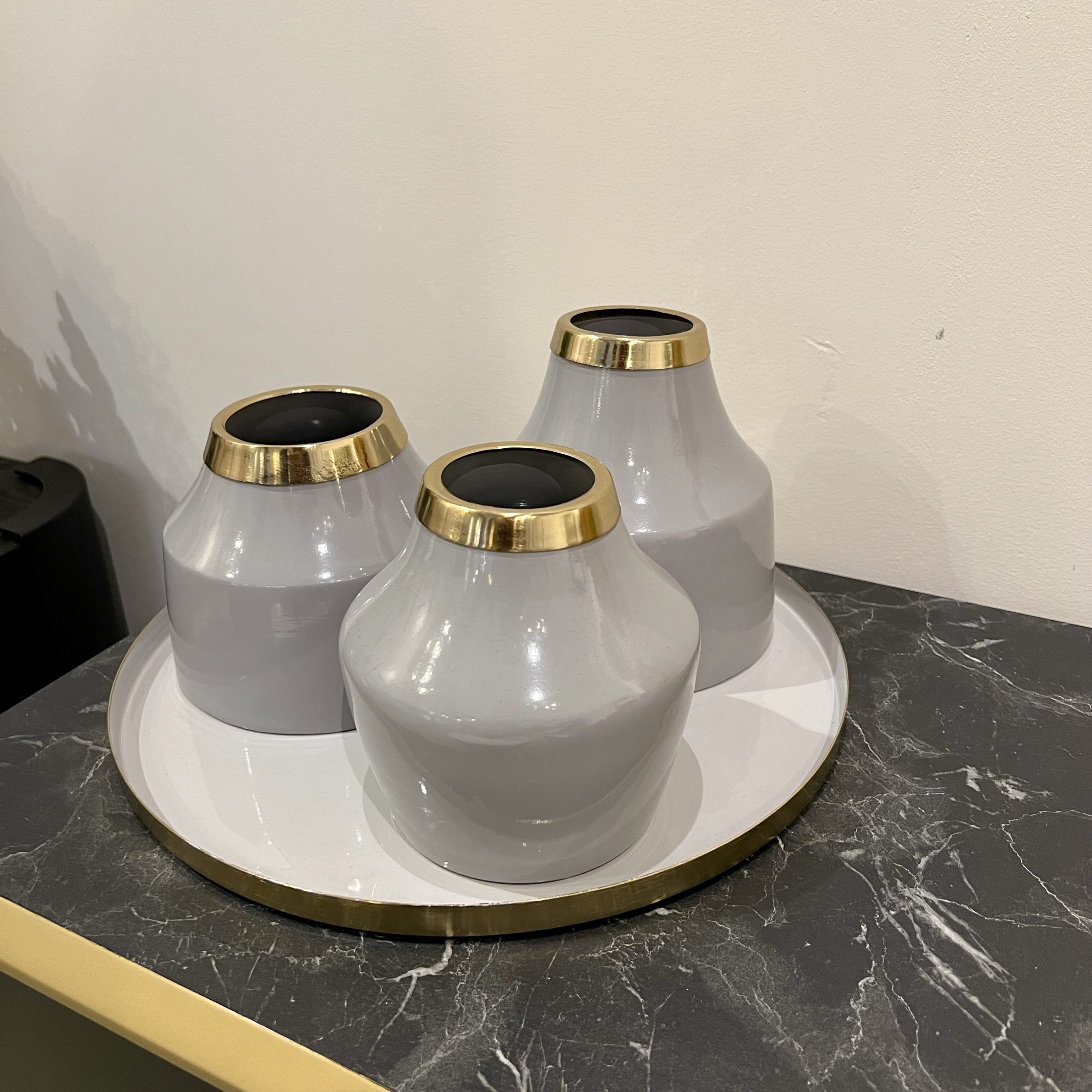 מגש שלושה אגרטלים אפור מגש שלושה אגרטלים אפור