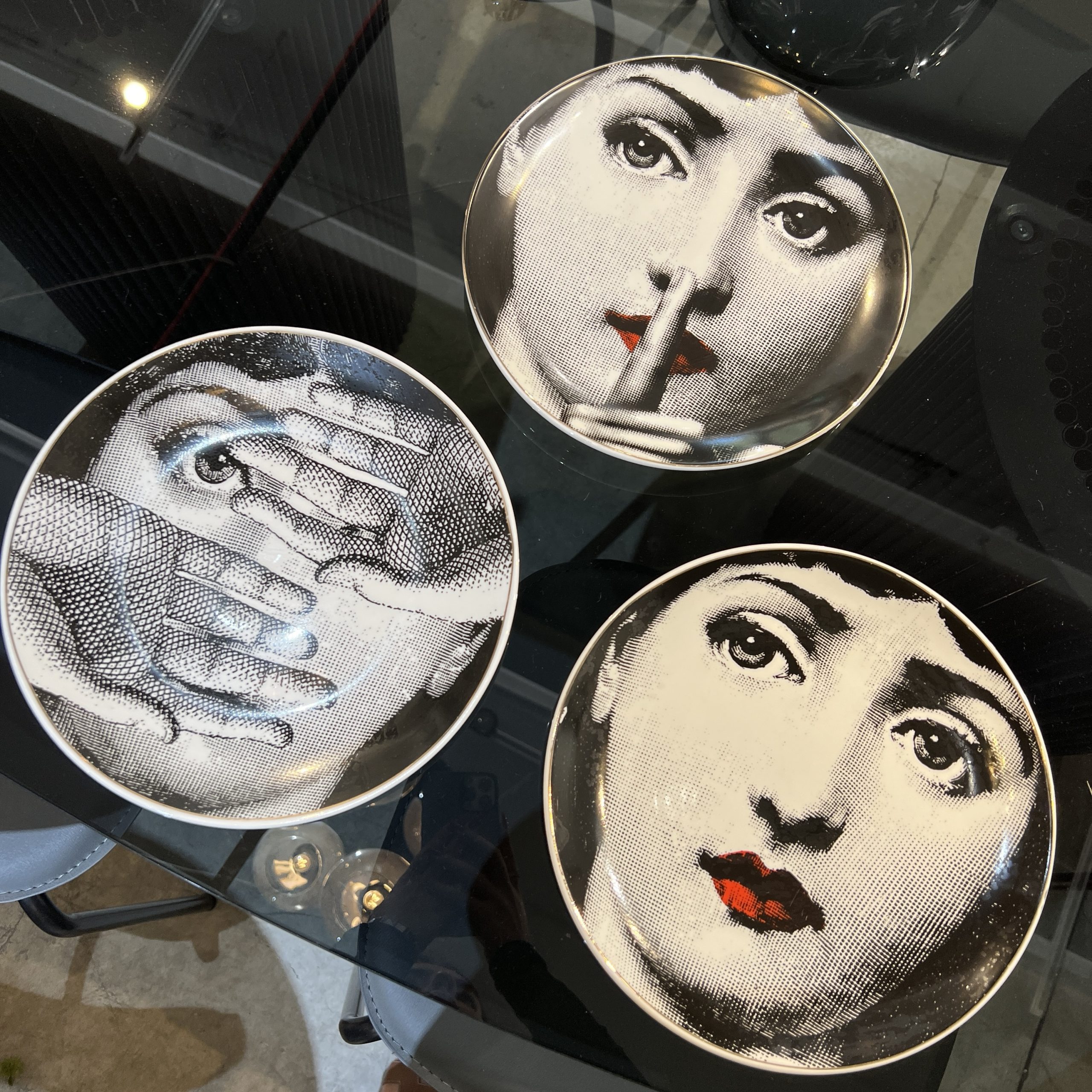 צלחת פורצלן ציור אישה שחור לבן צלחת פורצלן ציור אישה שחור לבן