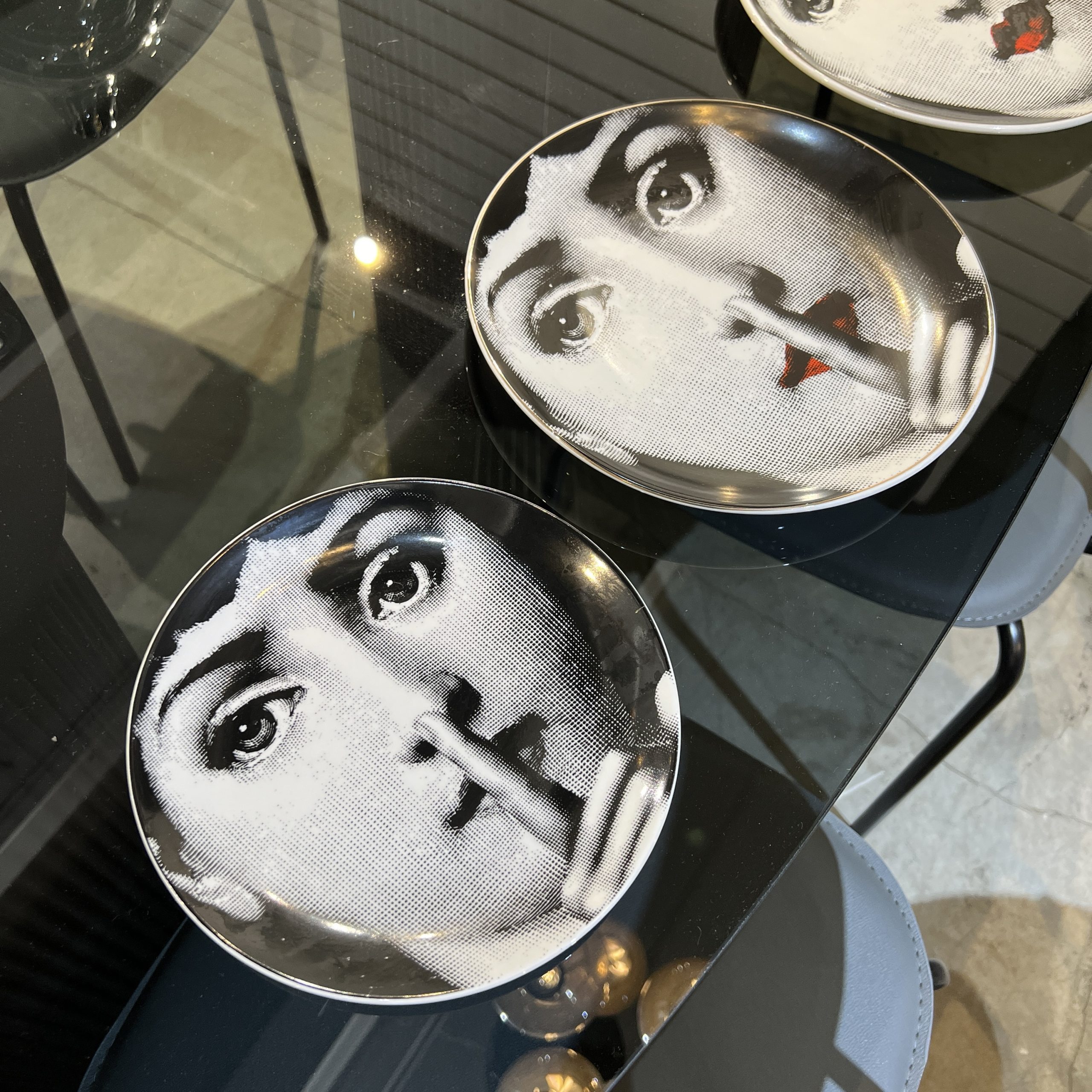 צלחת פורצלן ציור אישה שחור לבן צלחת פורצלן ציור אישה שחור לבן