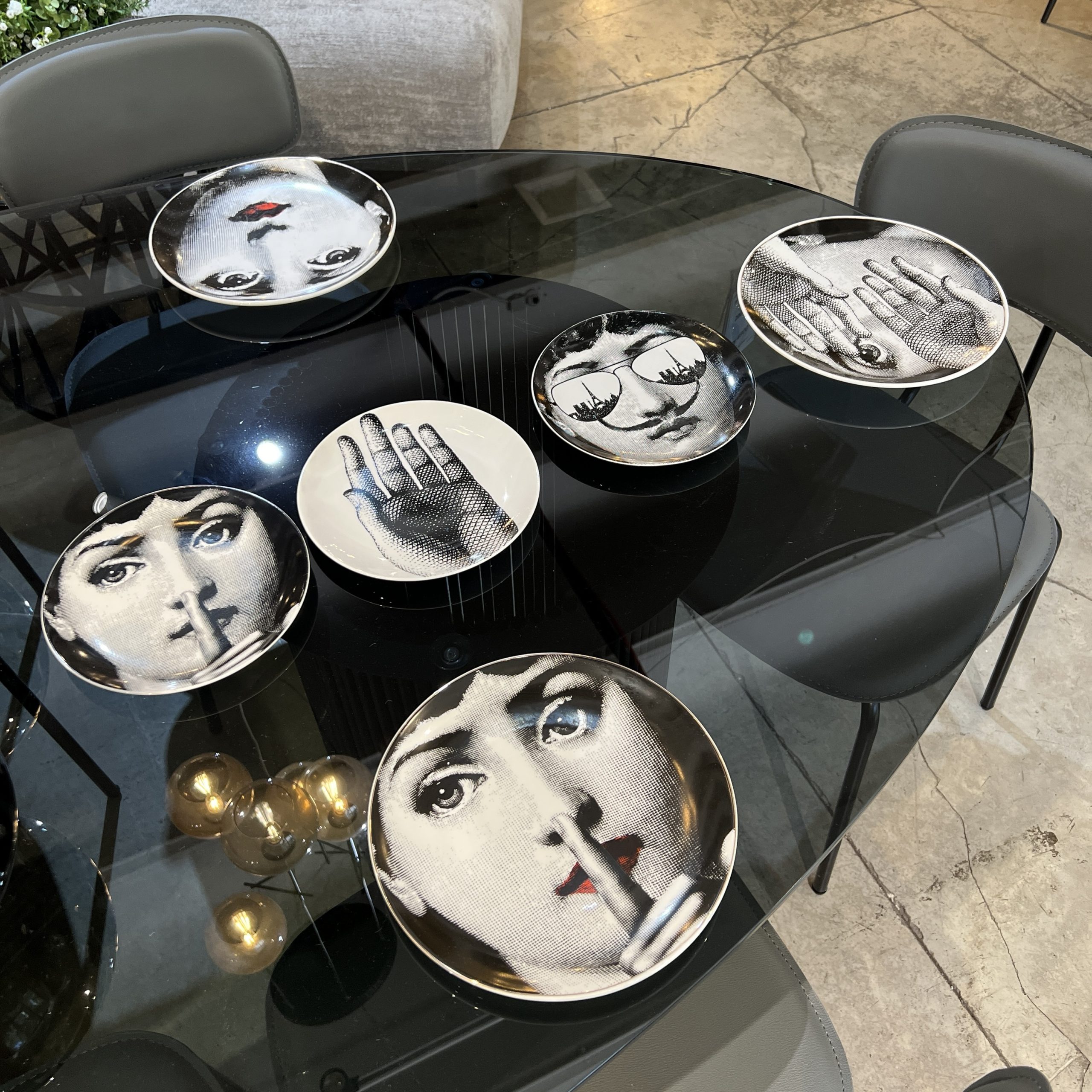 צלחת פורצלן ציור אישה שחור לבן צלחת פורצלן ציור אישה שחור לבן