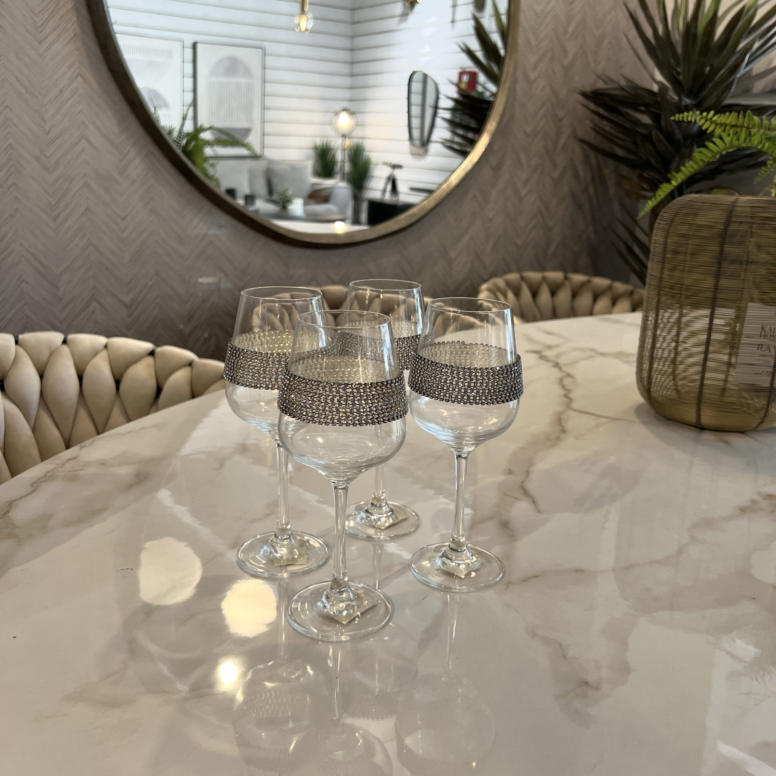 כוס גביע יין מפואר בשילוב אבנים כוס גביע יין מפואר בשילוב אבנים