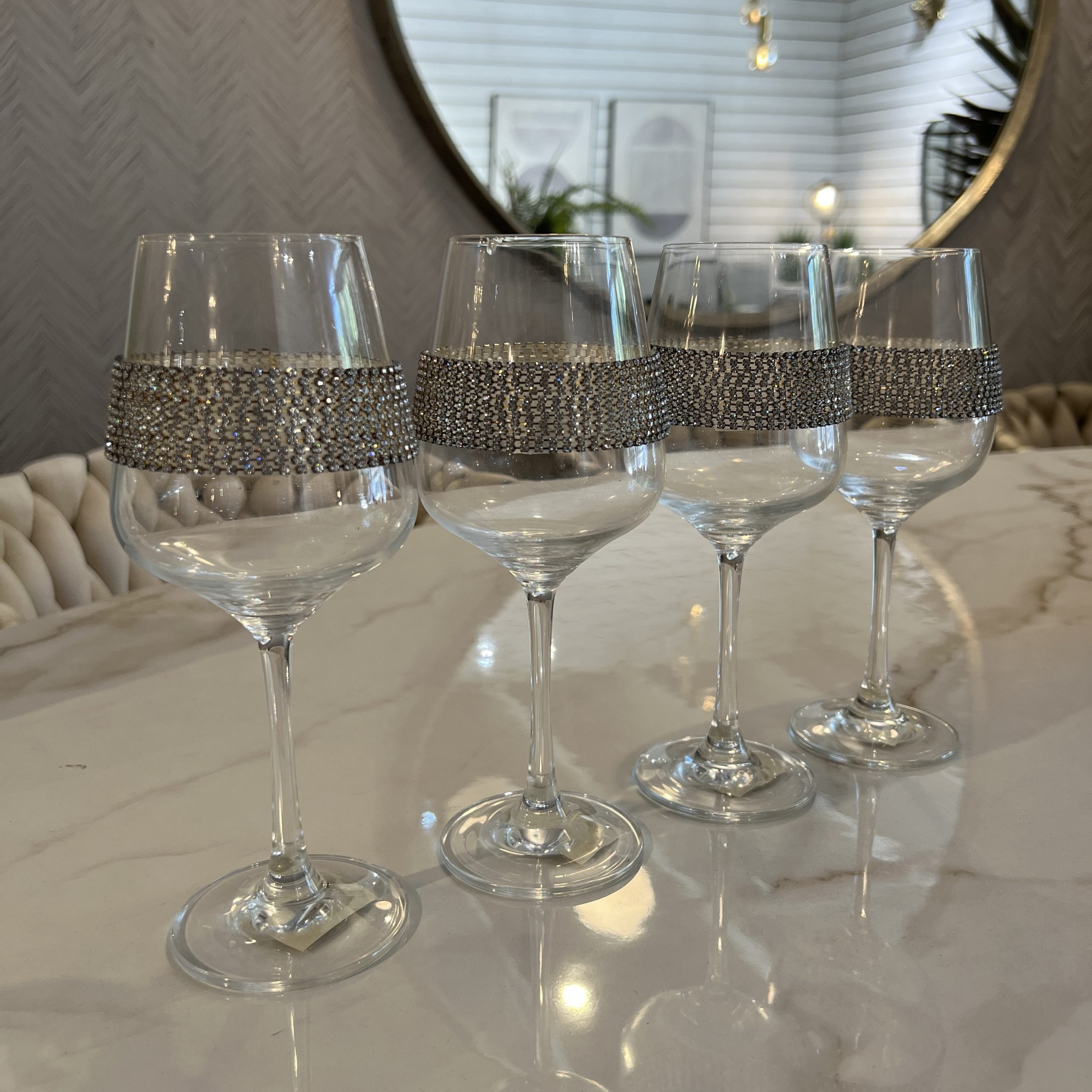 כוס גביע יין מפואר בשילוב אבנים כוס גביע יין מפואר בשילוב אבנים