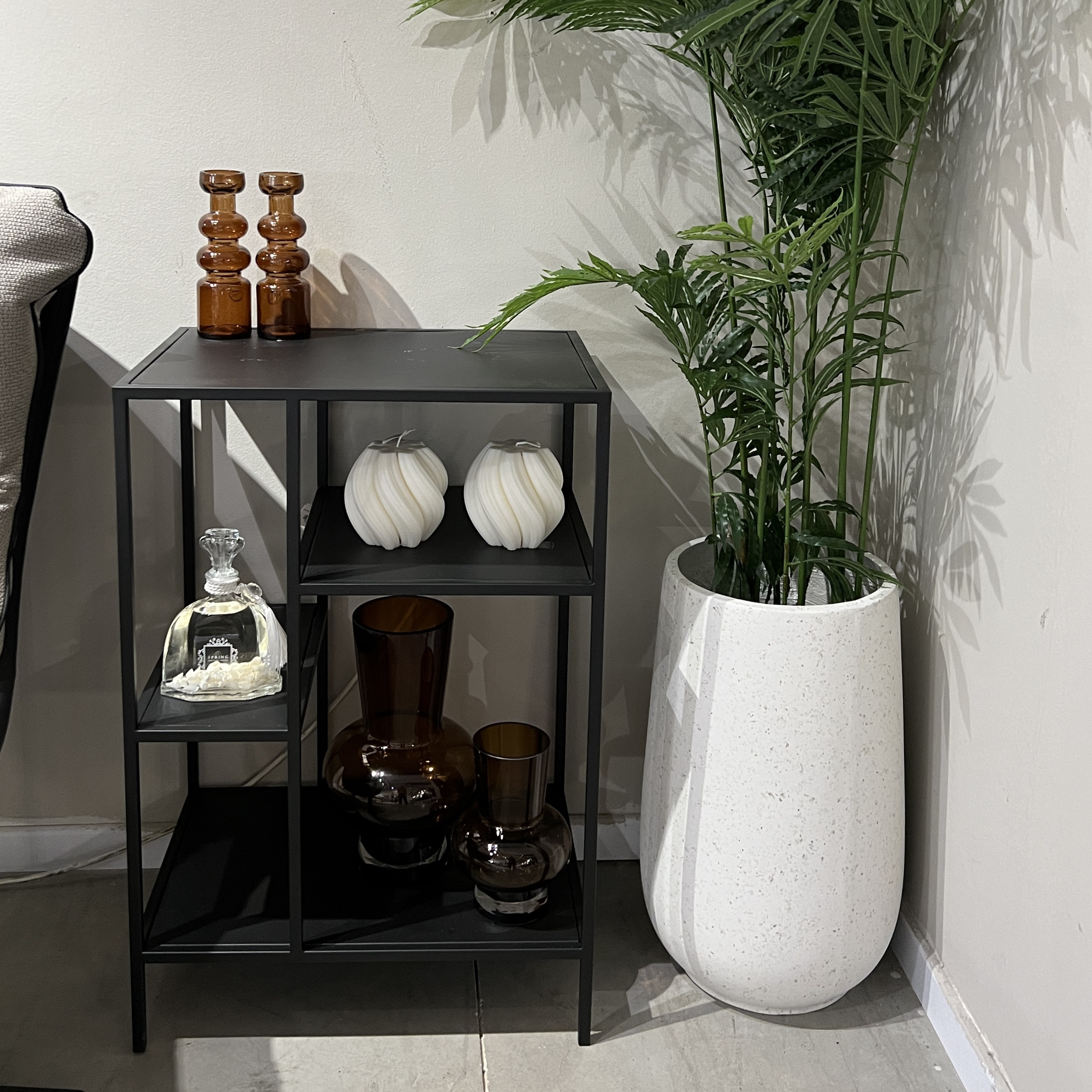 כוננית מתכת שחורה כוננית מתכת שחורה