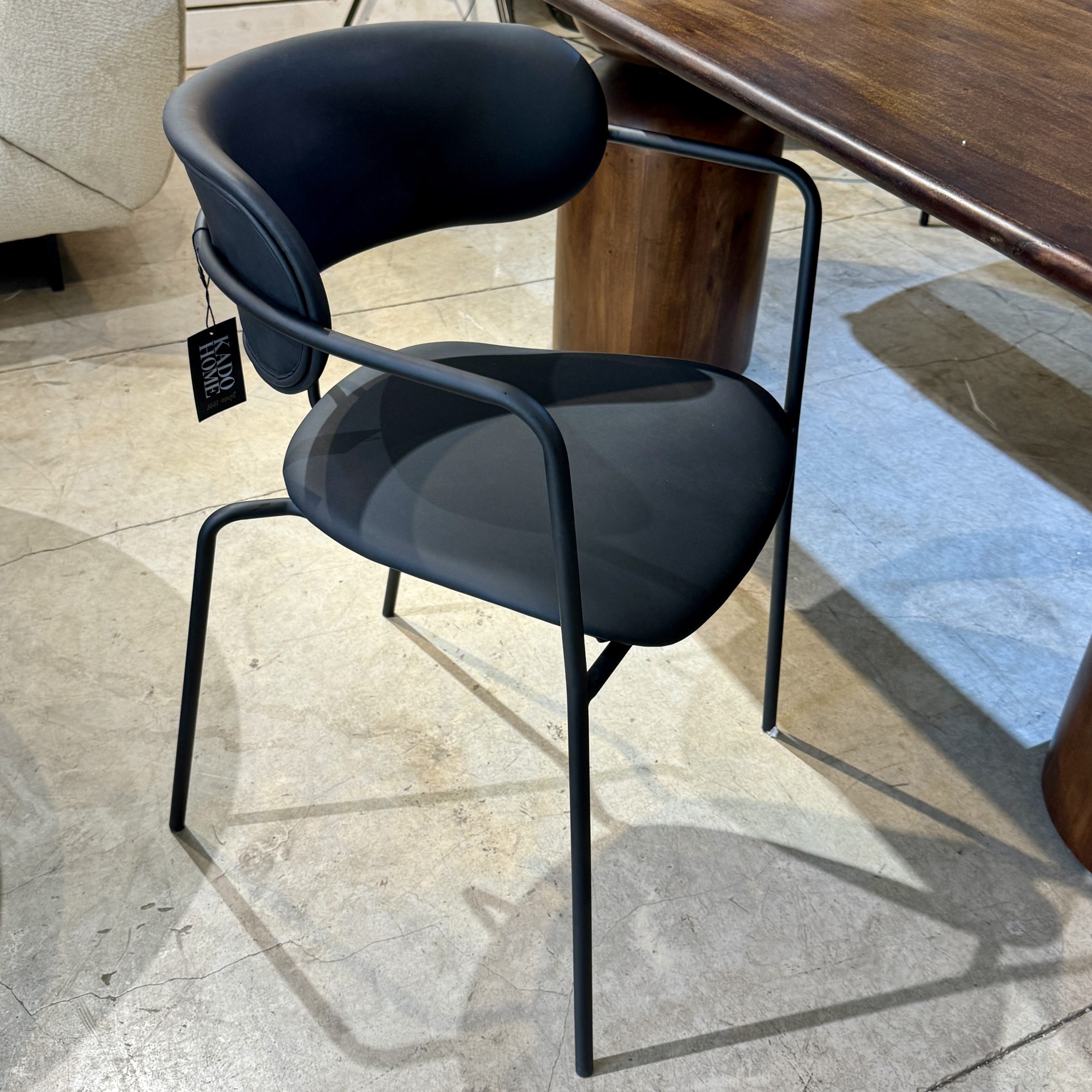 כיסא מעוצב ידיות שחור דמוי עור שחור דגם רדיסון קימי photo number 5