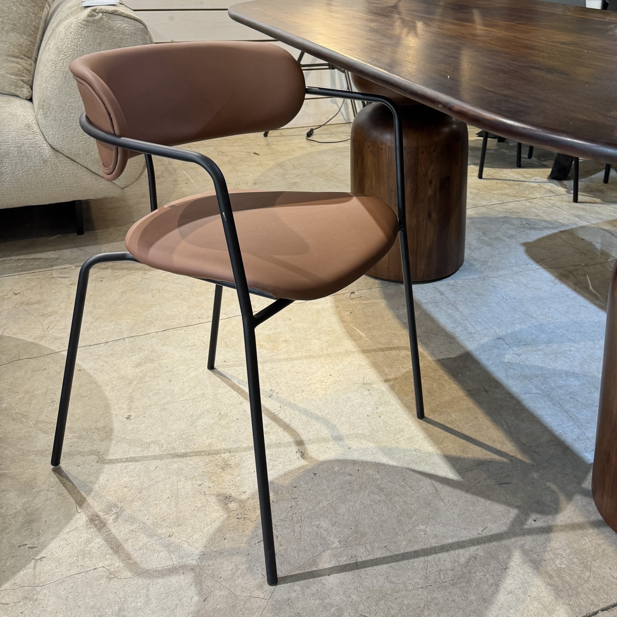 כיסא מעוצב ידיות שחור דמוי עור חום כאמל דגם רדיסון קימי photo number 5