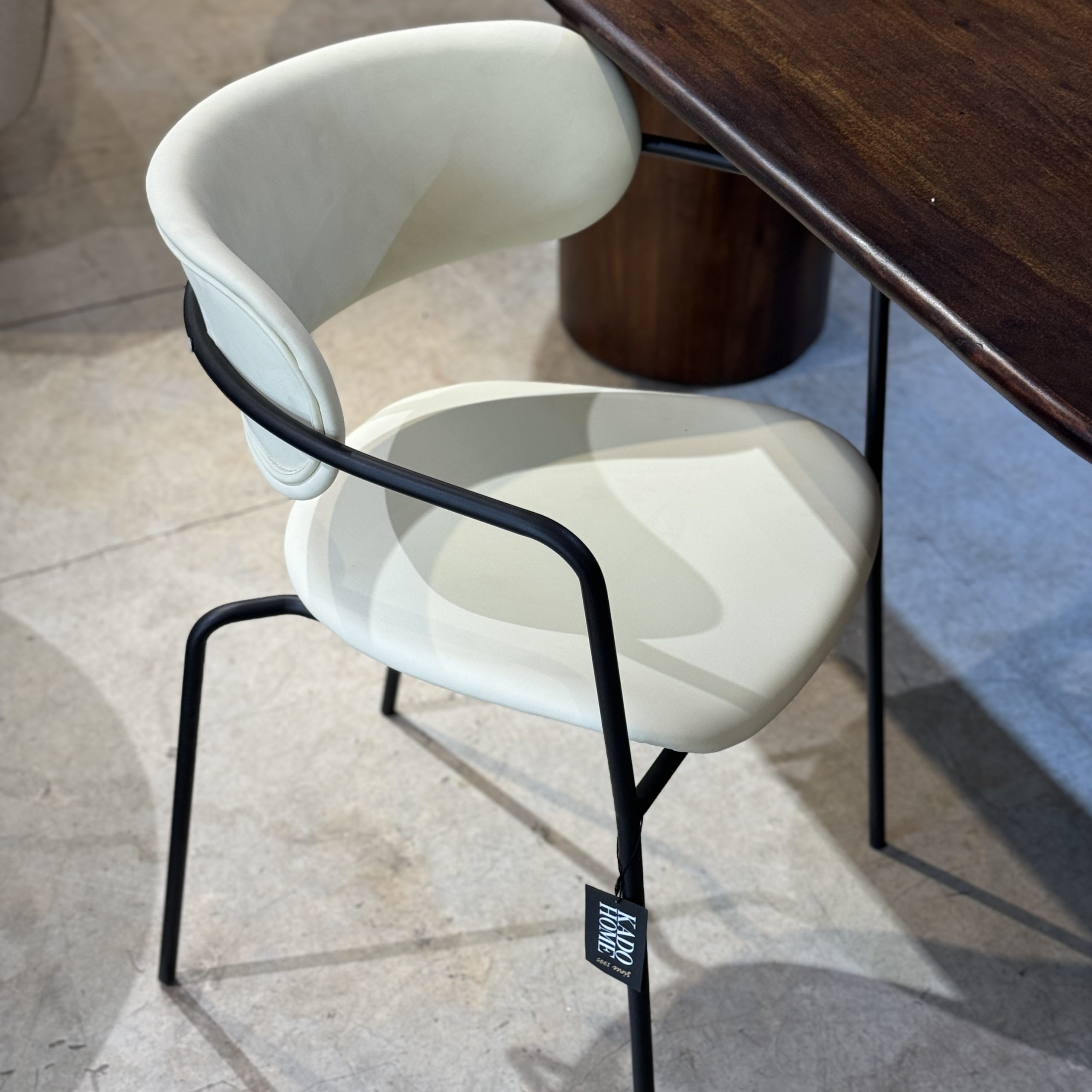 כיסא מעוצב ידיות שחור דמוי עור אבן דגם רדיסון קימי כיסא מעוצב ידיות שחור דמוי עור אבן דגם רדיסון קימי