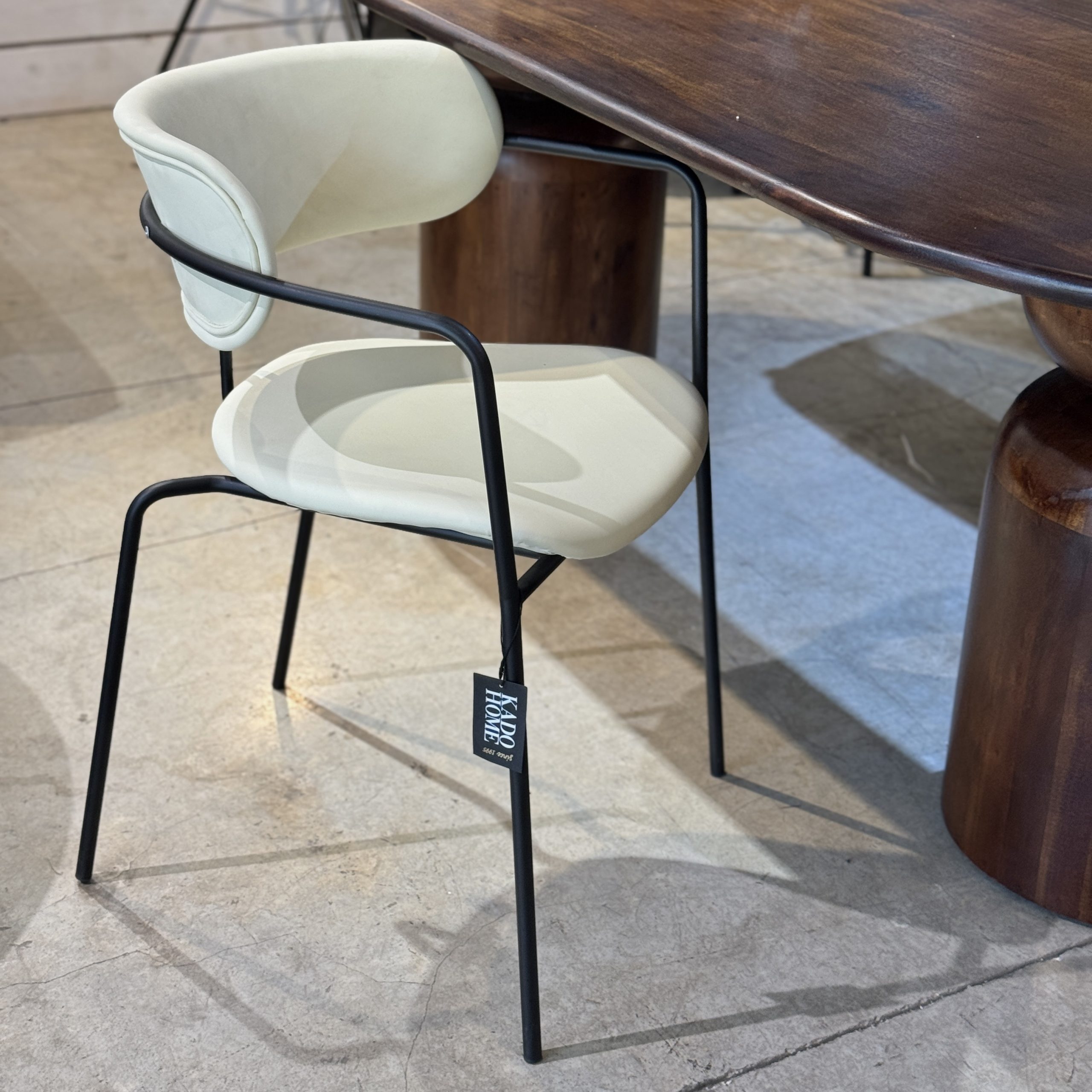 כיסא מעוצב ידיות שחור דמוי עור אבן דגם רדיסון קימי כיסא מעוצב ידיות שחור דמוי עור אבן דגם רדיסון קימי