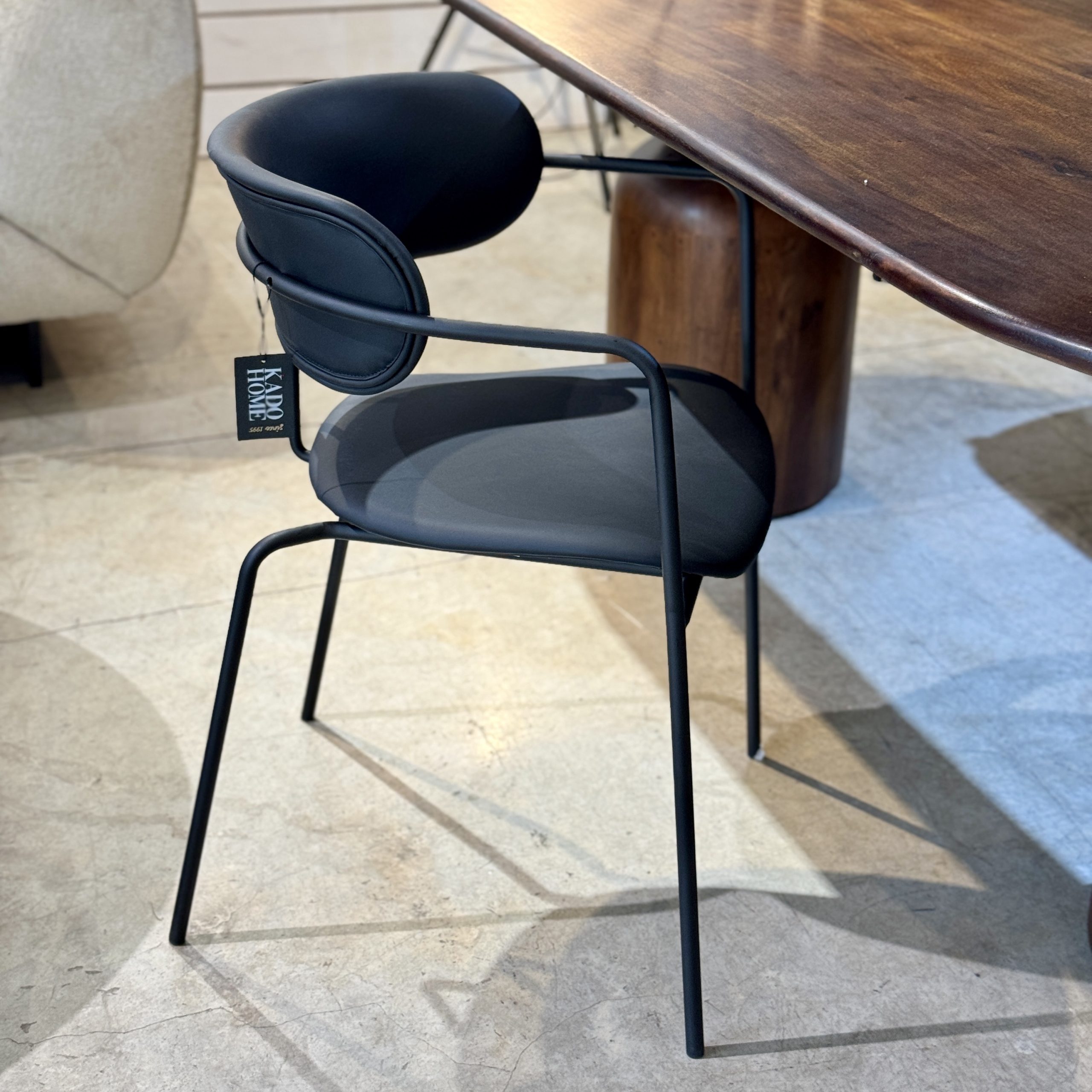 כיסא מעוצב ידיות שחור דמוי עור שחור דגם רדיסון קימי כיסא מעוצב ידיות שחור דמוי עור שחור דגם רדיסון קימי