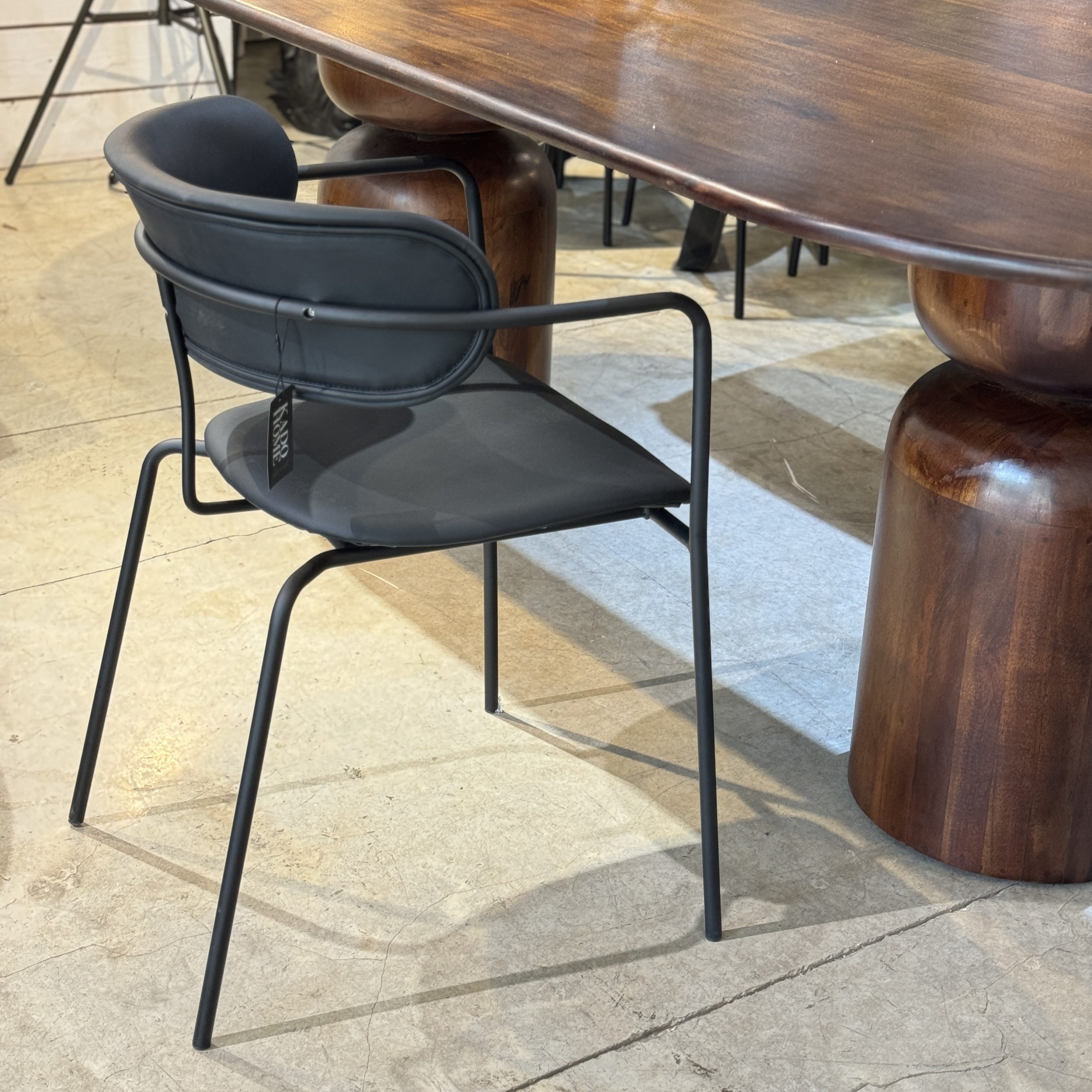 כיסא מעוצב ידיות שחור דמוי עור שחור דגם רדיסון קימי photo number 6