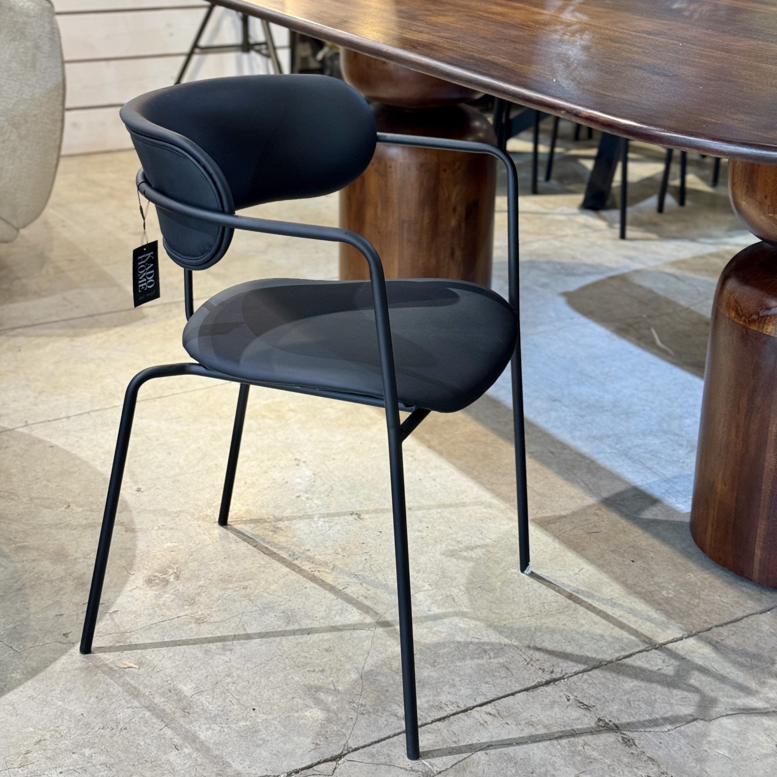 כיסא מעוצב ידיות שחור דמוי עור שחור דגם רדיסון קימי כיסא מעוצב ידיות שחור דמוי עור שחור דגם רדיסון קימי