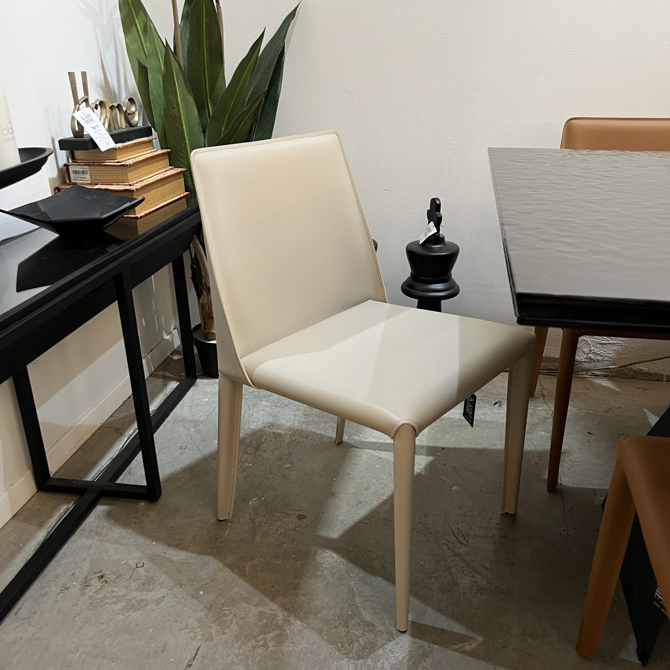 כיסא מעוצב יוקרתי דמוי עור אבן דגם ליאן