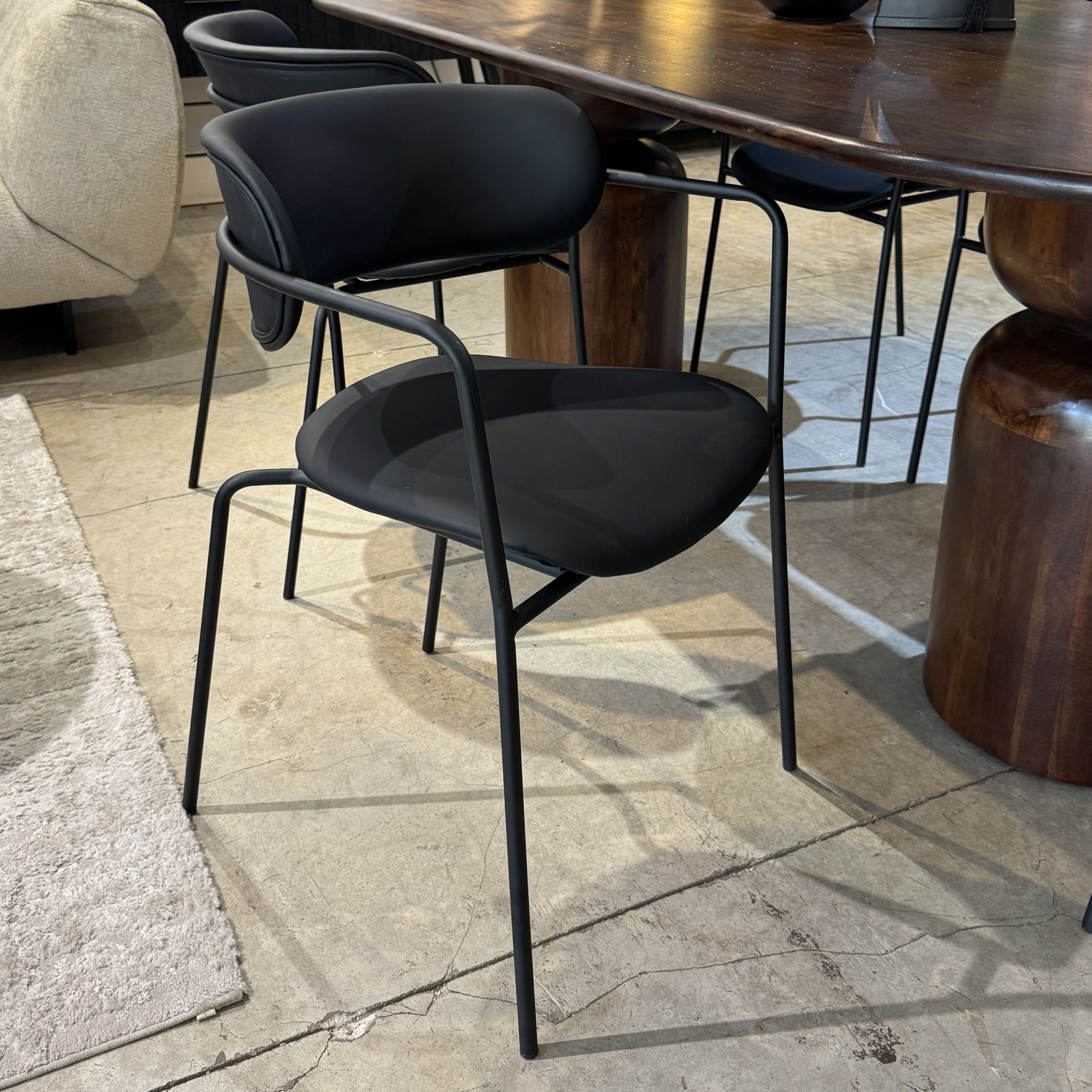 כיסא מעוצב ידיות שחור דמוי עור שחור דגם רדיסון קימי כיסא מעוצב ידיות שחור דמוי עור שחור דגם רדיסון קימי