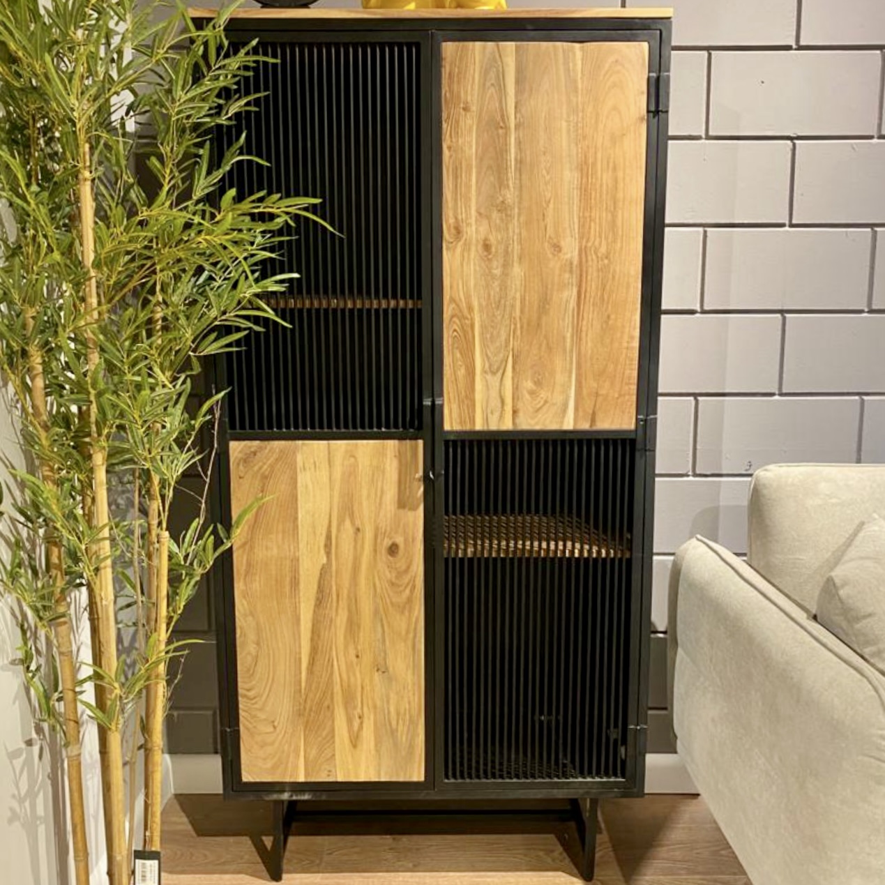 ספריה עץ שיטה דלתות פסים ברזל שחור דגם לילה ספריה עץ שיטה דלתות פסים ברזל שחור דגם לילה