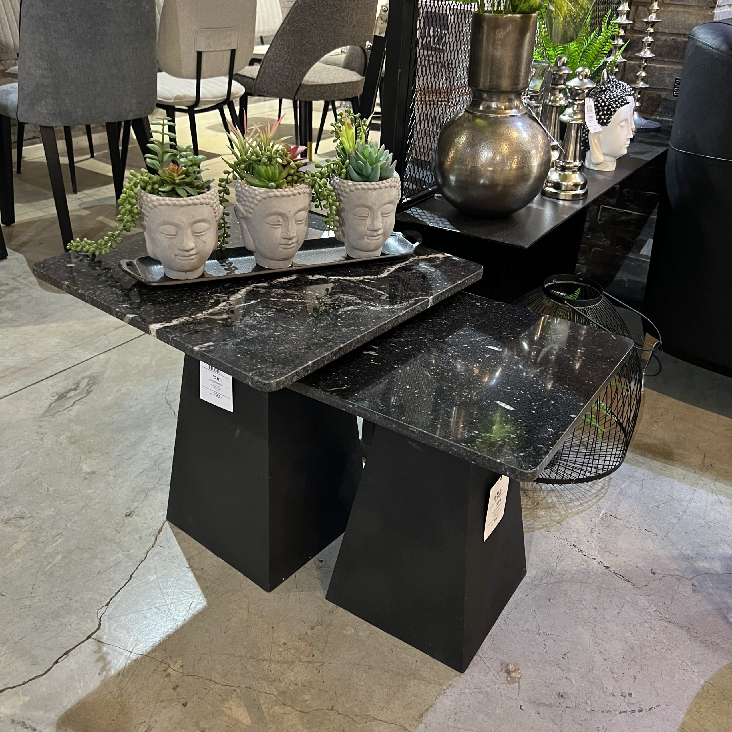 שולחן צד יולי שיש שחור בסיס שחור דגם ראבי שולחן צד יולי שיש שחור בסיס שחור דגם ראבי